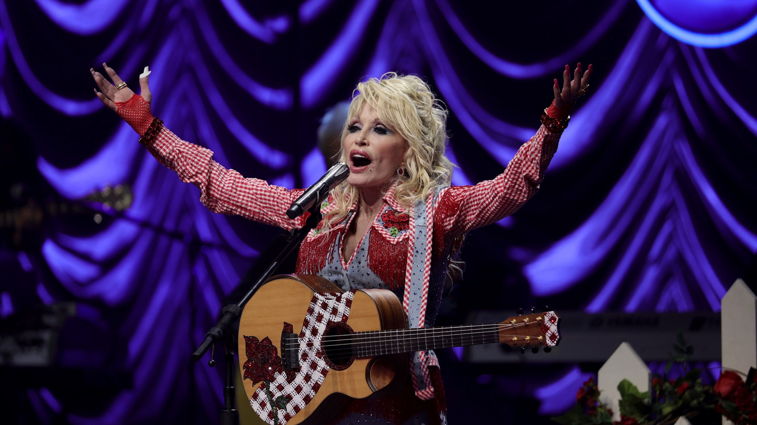 Dolly Parton si esibisce sul palco dell’ACL Live durante l’evento Dollyverse di Blockchain Creative Labs al SXSW, nell’ambito della conferenza e dei festival SXSW 2022, il 18 marzo 2022 ad Austin, Texas - Credits: Getty Images