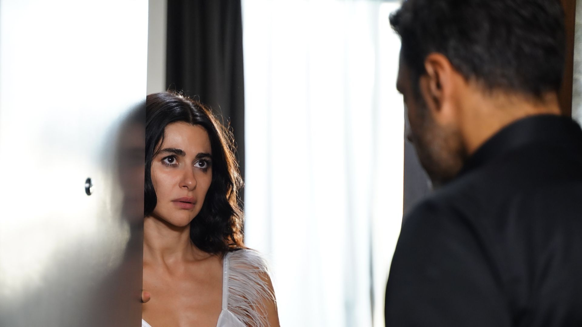 Baris Kilic (Kaya) e Nesrin Cavadzade (Sahika) in una scena di Forbidden Fruit 4