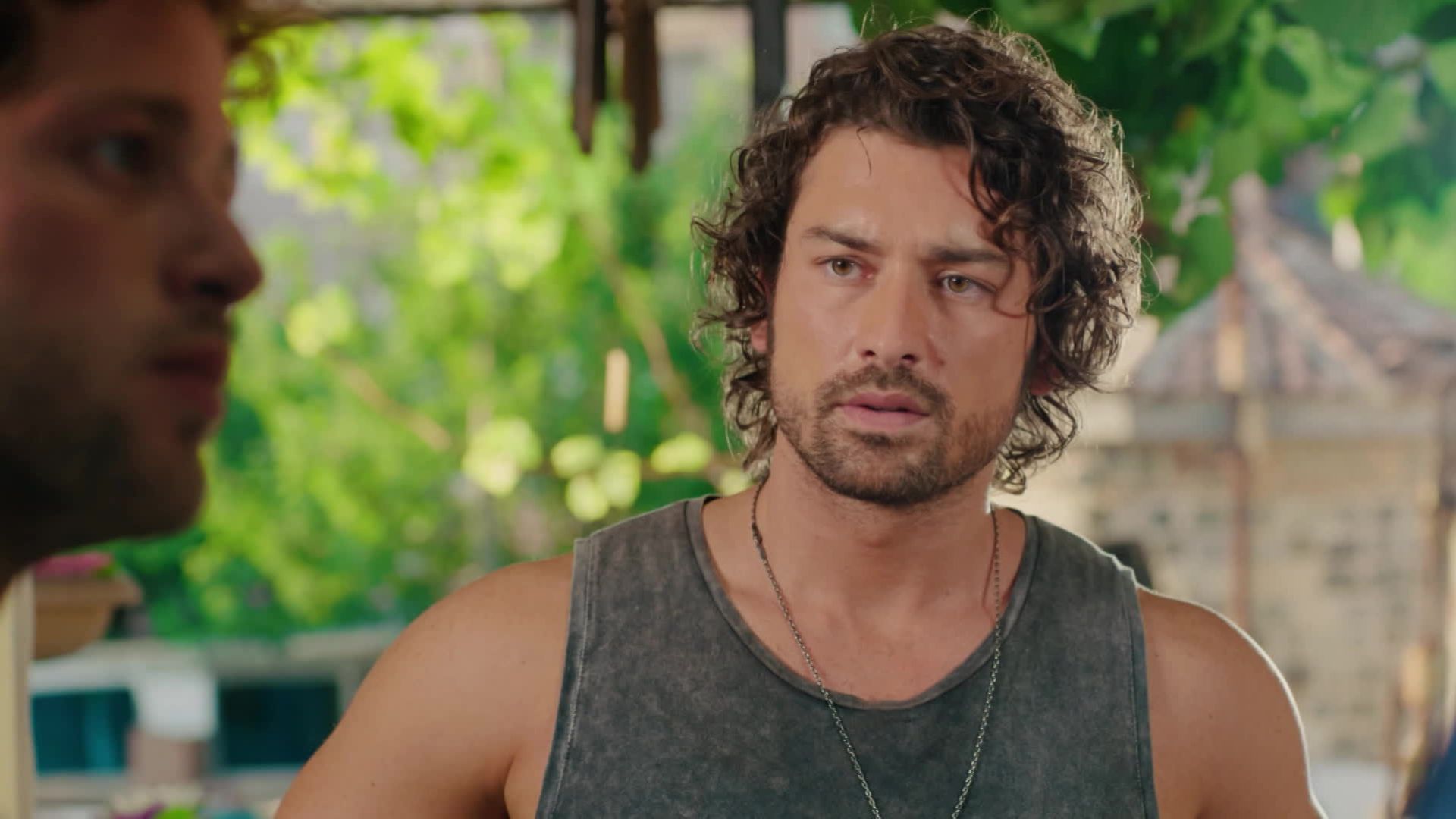 Alp Navruz (Poyraz) in una scena di Be My Sunshine.