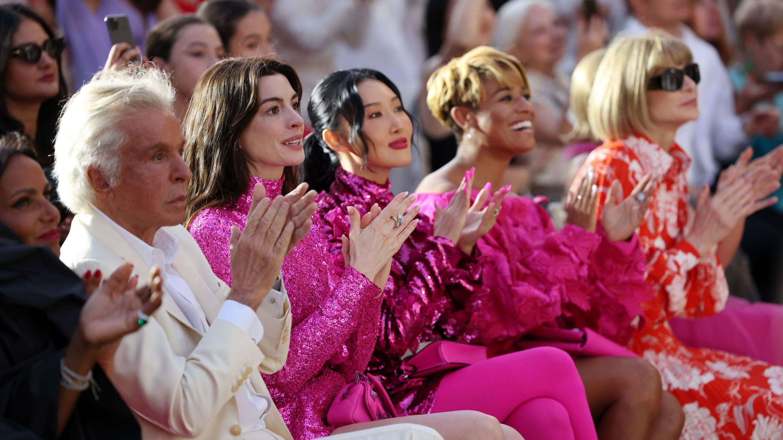 (Da sinistra a destra) Giancarlo Giammetti, Anne Hathaway, Hwasa, Ariana DeBose e Anna Wintour partecipano alla sfilata di moda Valentino Haute Couture Autunno/Inverno 22/23 l'8 luglio 2022 a Roma, Italia - Credits Getty Images