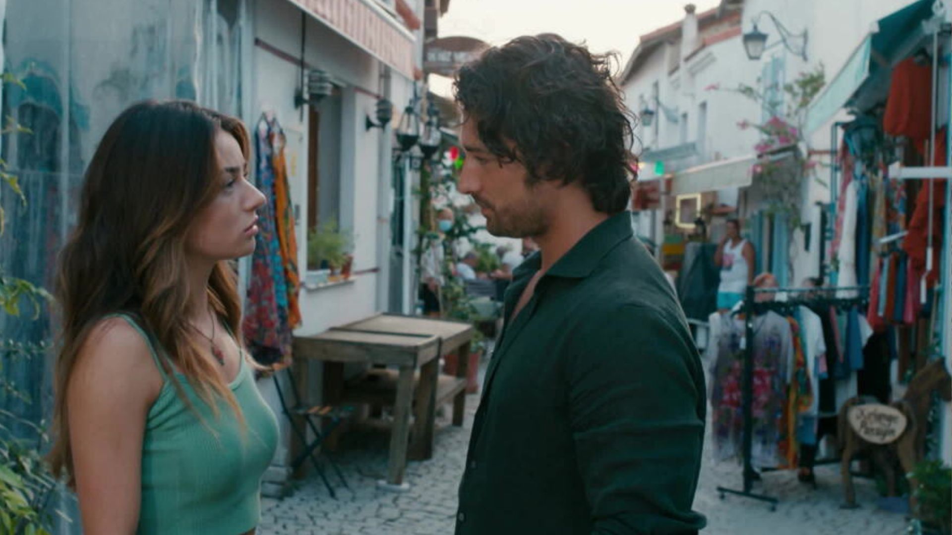 Ayca Aysin Turan (Harizan) e Alp Navruz (Poiraz) in una scena di Be My Sunshine