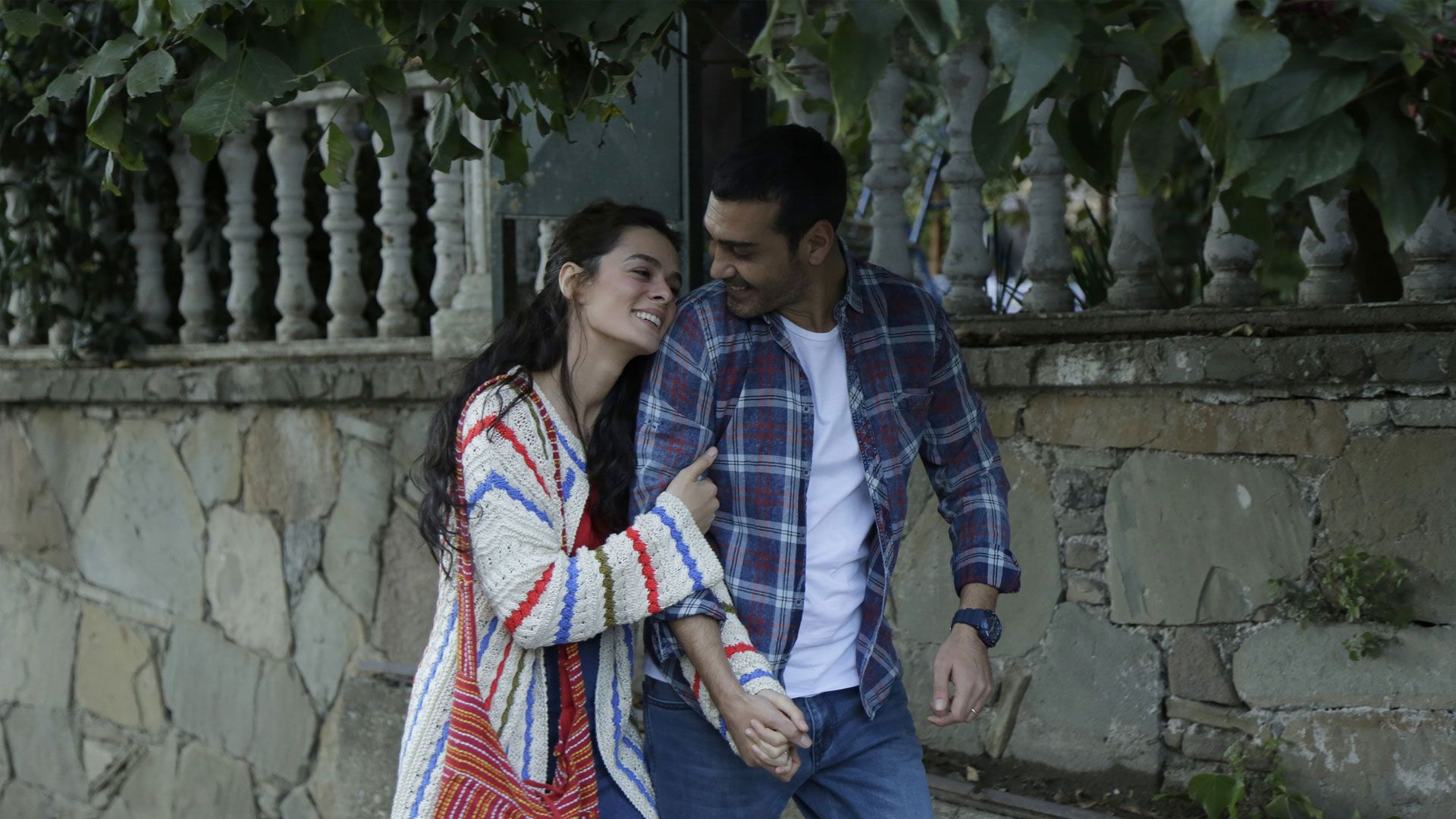 Özge Özpirinçci (Bahar Çesmeli) e Caner Cindoruk (Sarp Çesmeli) in una scena di La forza di una donna