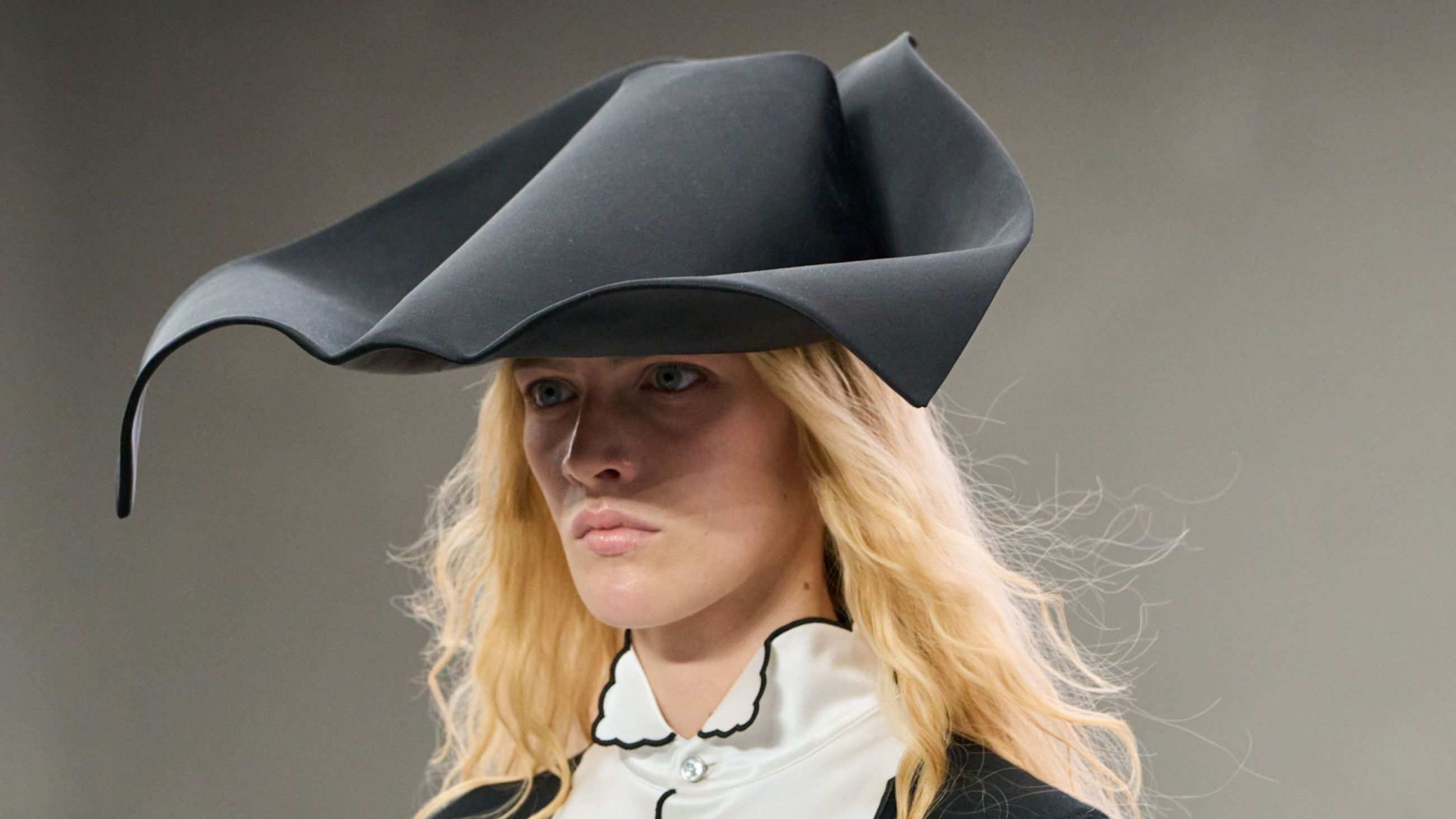 Un cappello in stile “corsaro” realizzato dalla maison Dior per la collezione Primavera/Estate 2026 - Credits: Launchmetrics.com/Spotlight