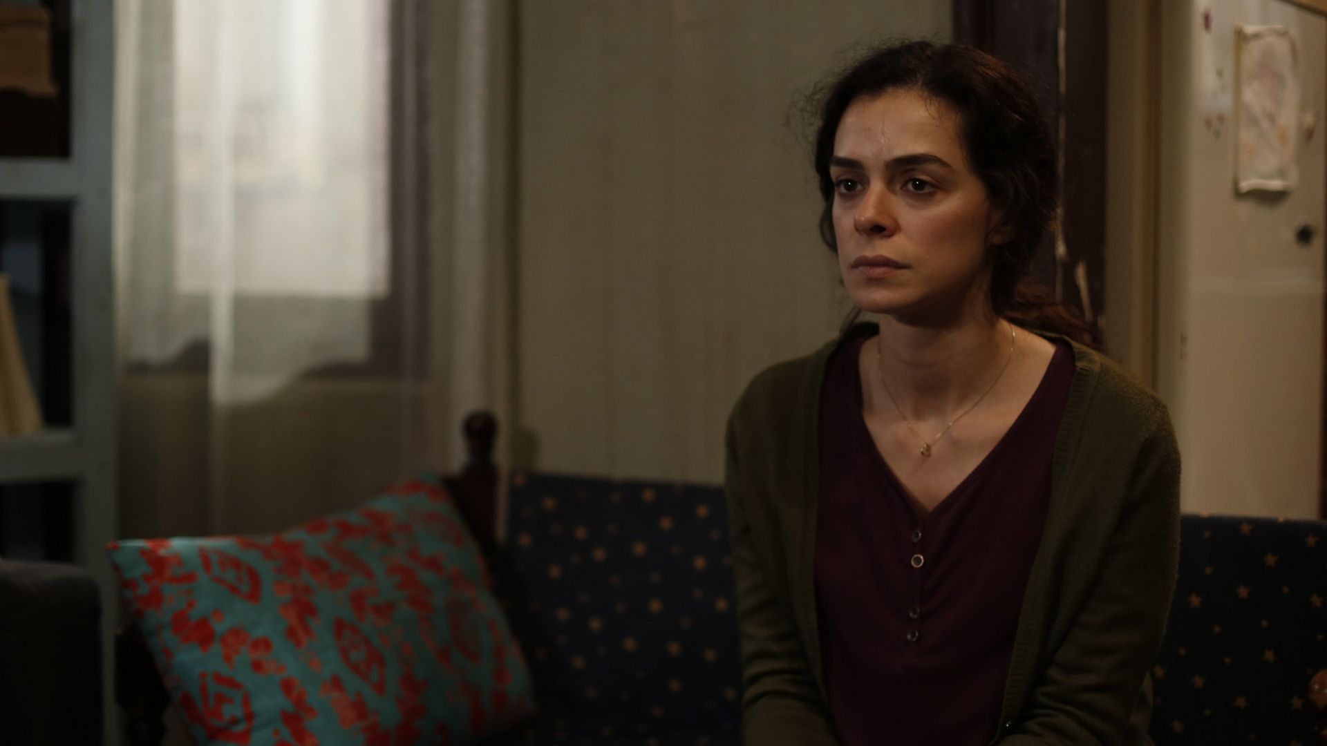 Ozge Ozpirincci (Bahar Cesmeli) in una scena de La forza di una donna 2