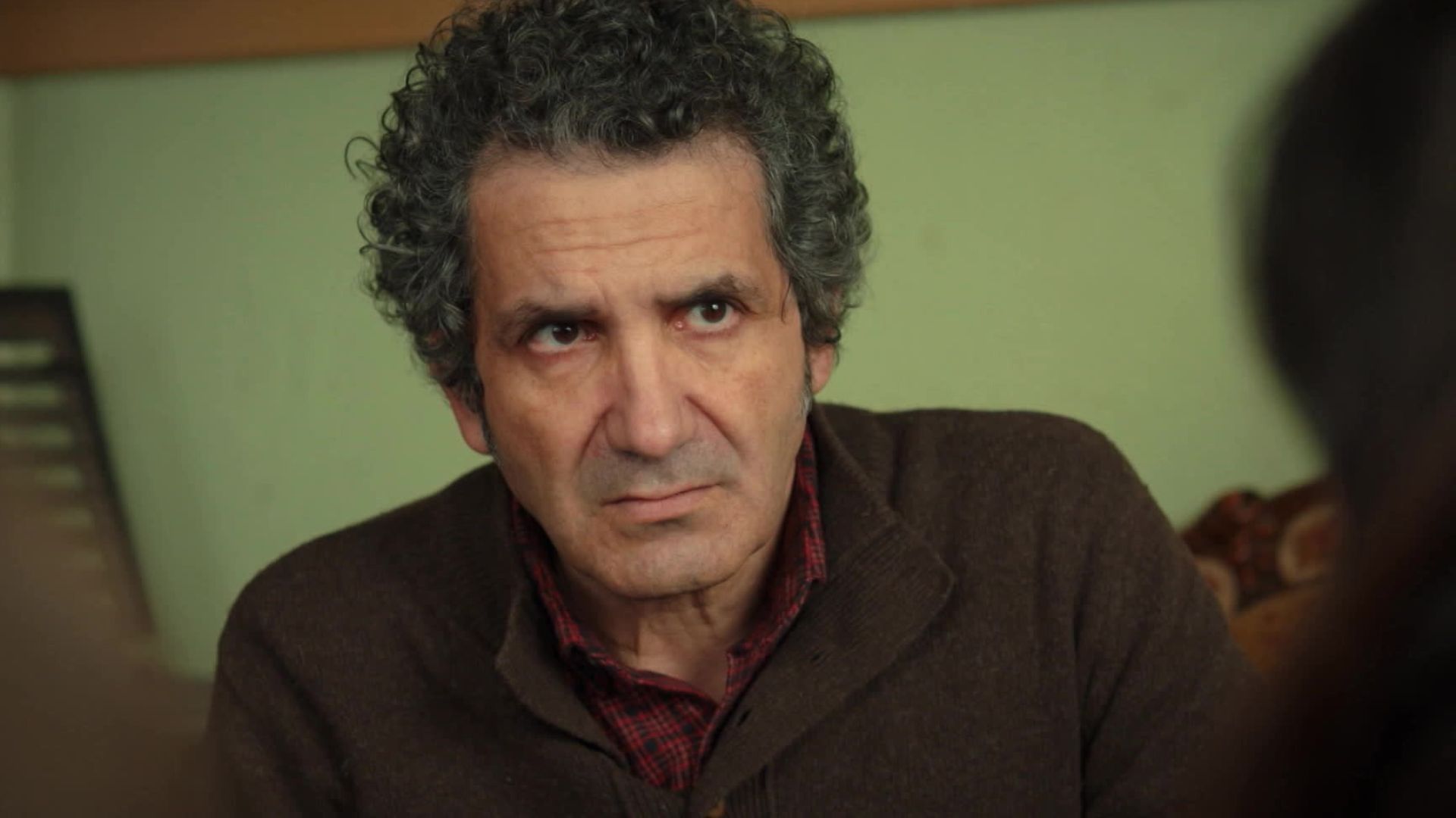 Cüneyt Mete (Orhan) in una scena di Tutto per la mia famiglia
