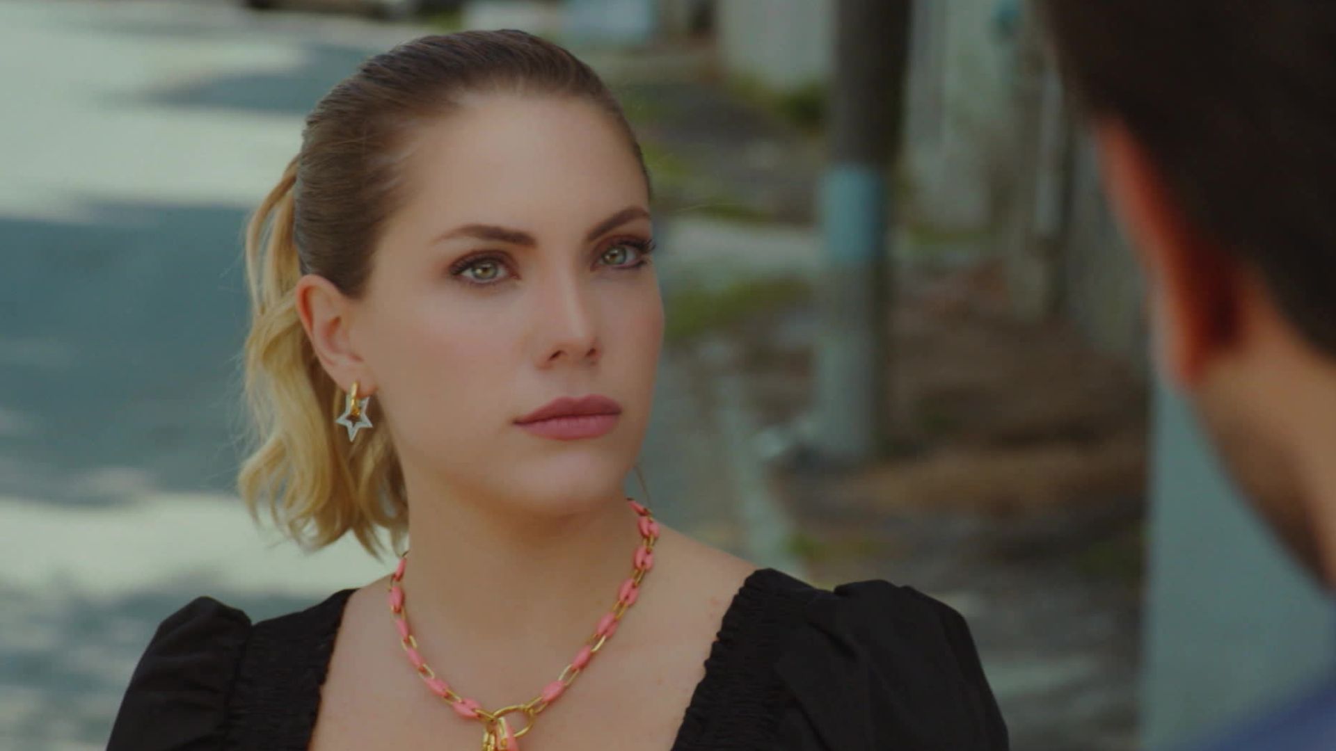 Eda Ece (Yildiz) in una scena di Forbidden Fruit 4