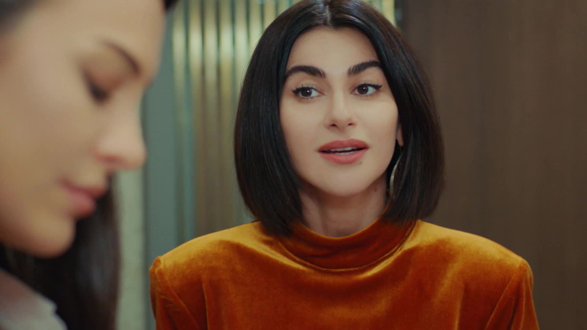 Nesrin Cavadzade (Sahika) in una scena di Forbidden Fruit 3