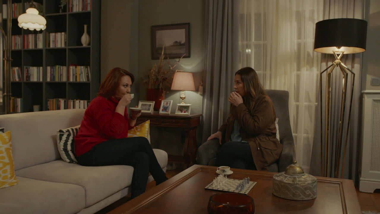 Guzide e Nazan in una scena di Tradimento