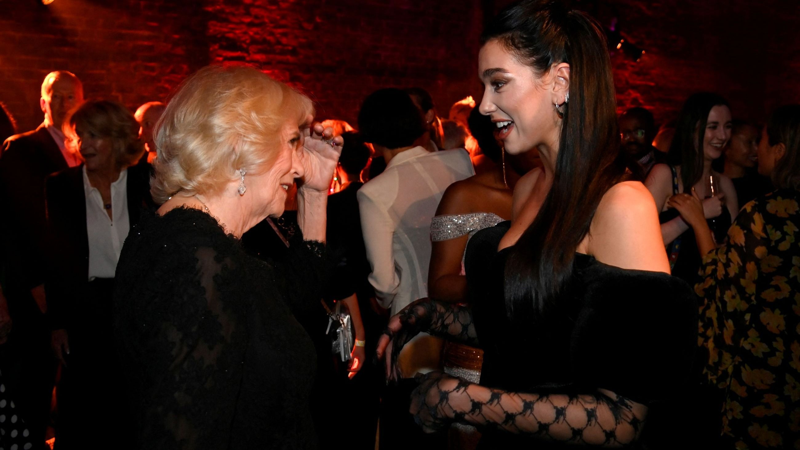 Camilla, Regina Consorte, incontra la cantante Dua Lipa alla cerimonia del Booker Prize for Fiction 2022 - Credits Getty Images