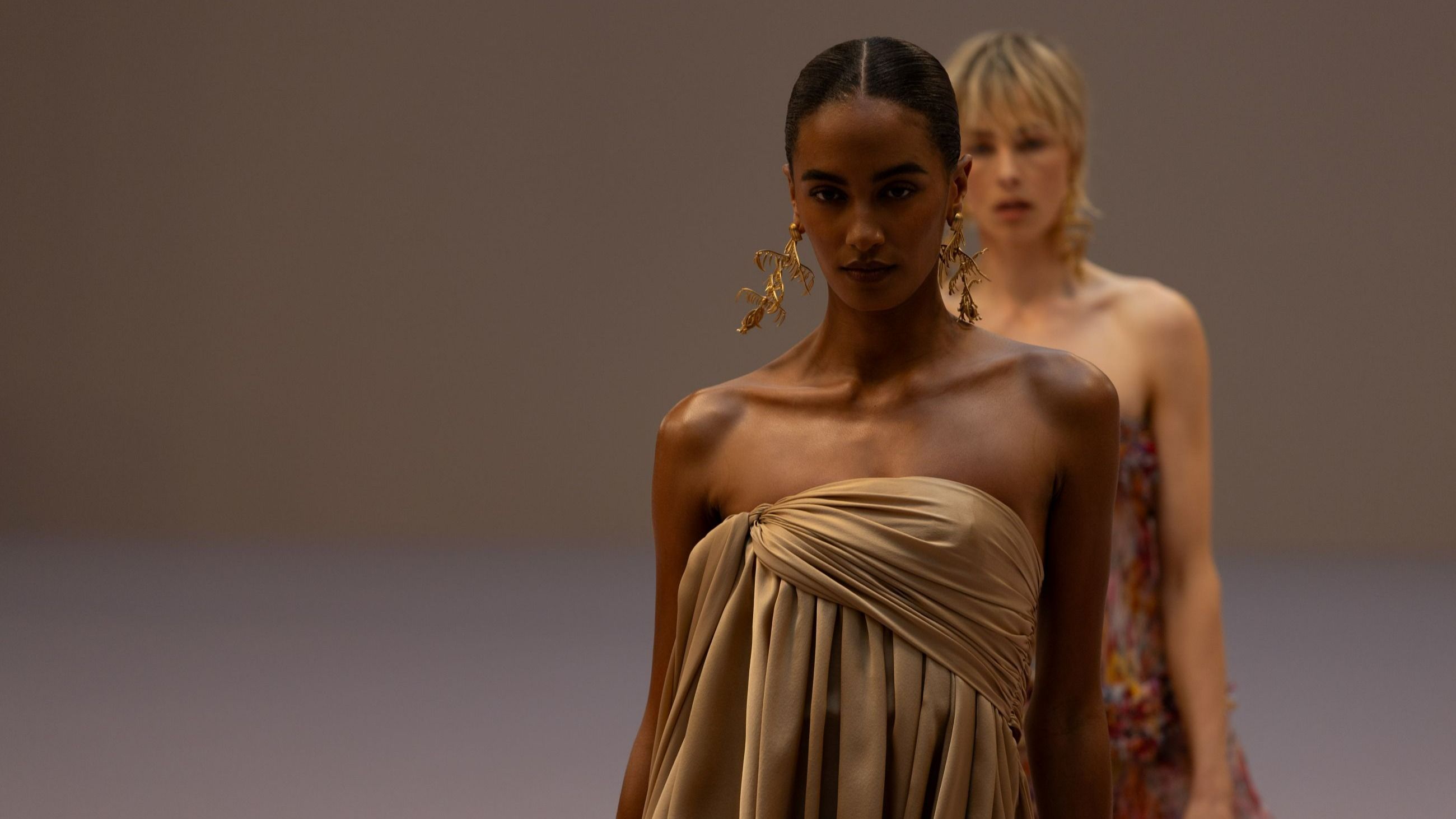 Una modella sfila in passerella durante la sfilata della collezione donna Primavera/Estate 2026 di Zimmermann, nell'ambito della Settimana della Moda di Parigi, il 6 ottobre 2025 a Parigi, in Francia - Credits: Getty Images