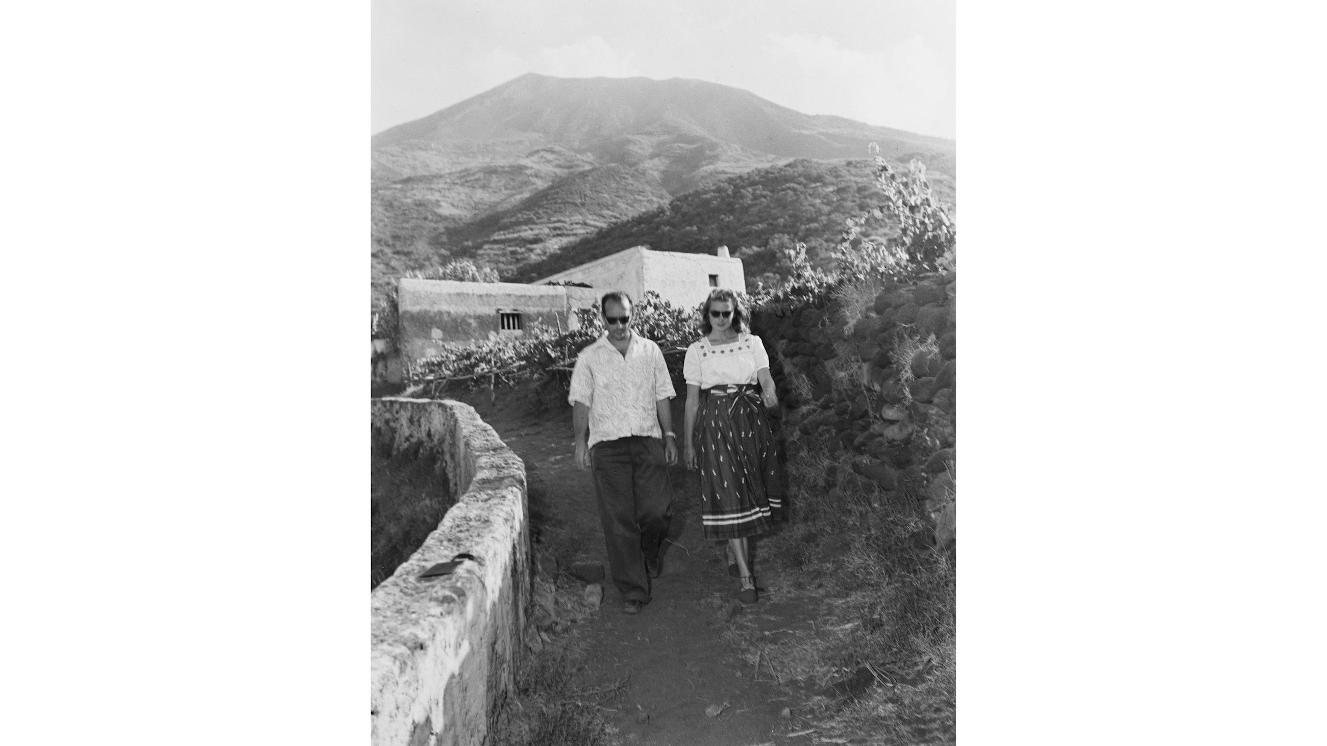 Roberto Rossellini e Ingrid Bergman durante una pausa delle riprese del film “Stromboli” a Scari, 1950 - Credits Getty Images