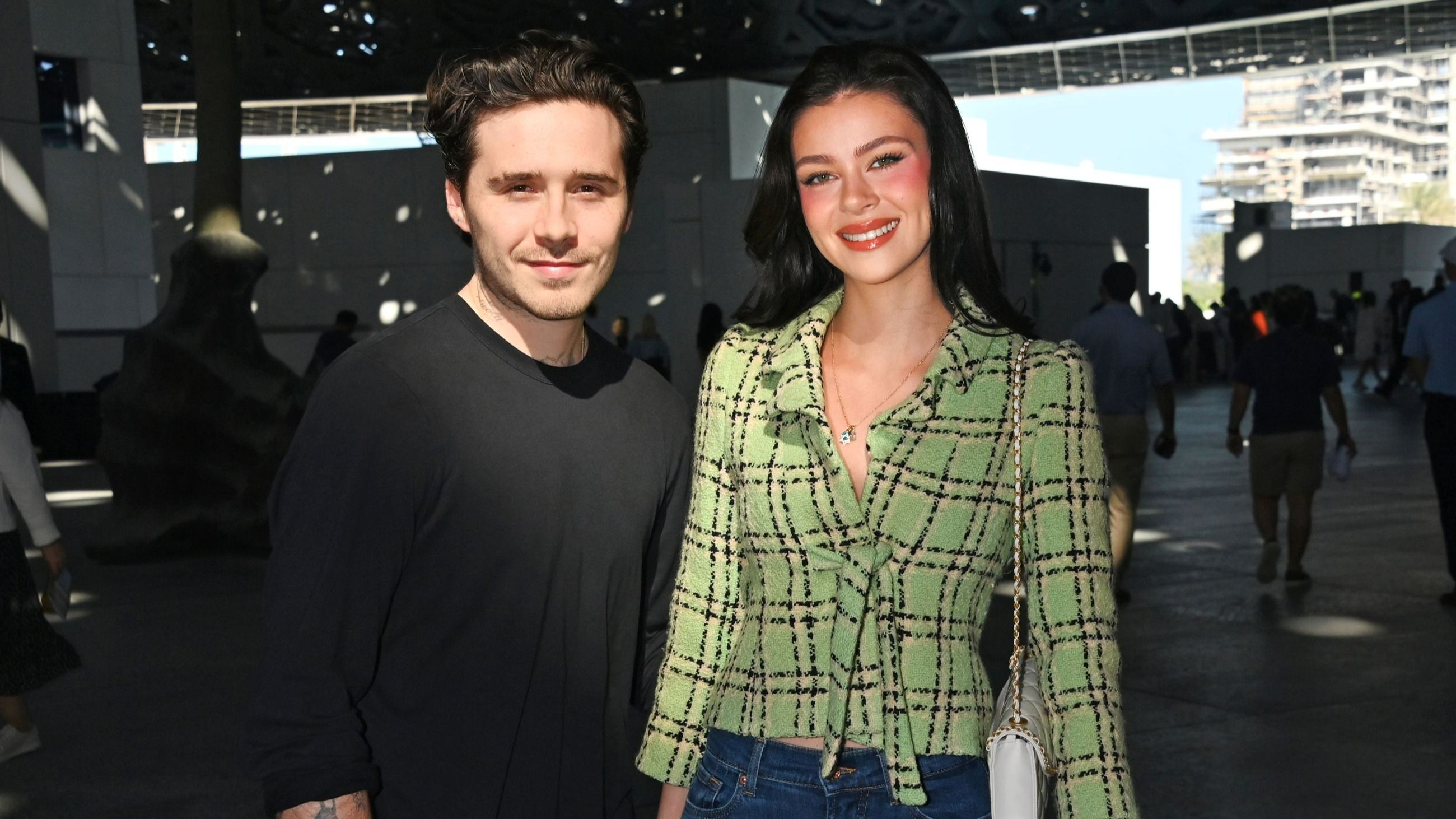 Brooklyn Beckham e Nicola Peltz visitano il Louvre Abu Dhabi, punto di riferimento architettonico e artistico di Abu Dhabi, in vista della gara di Formula 1 di questo fine settimana al circuito di Yas Marina, il 7 dicembre 2024 ad Abu Dhabi, Emirati Arabi Uniti - Credits: Getty Images