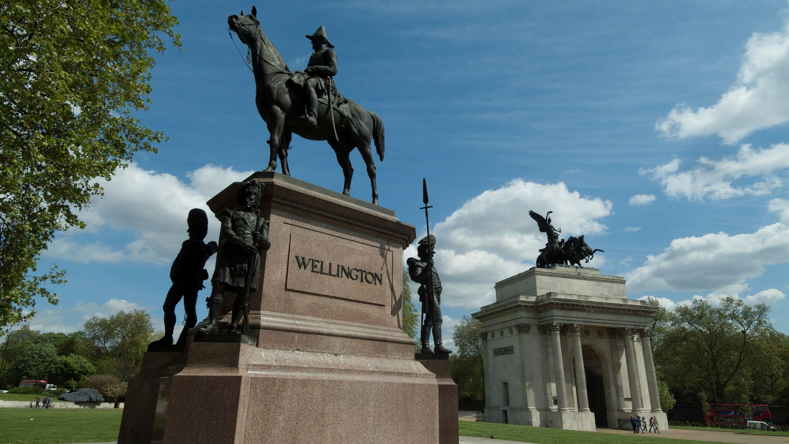 La statua che raffigura il Duca di Wellington in sella al suo cavallo Copenhagen e, sullo sfondo, l’Arco di Wellington commemorano i successi del nobiluomo; Londra - Credits: Getty Images 