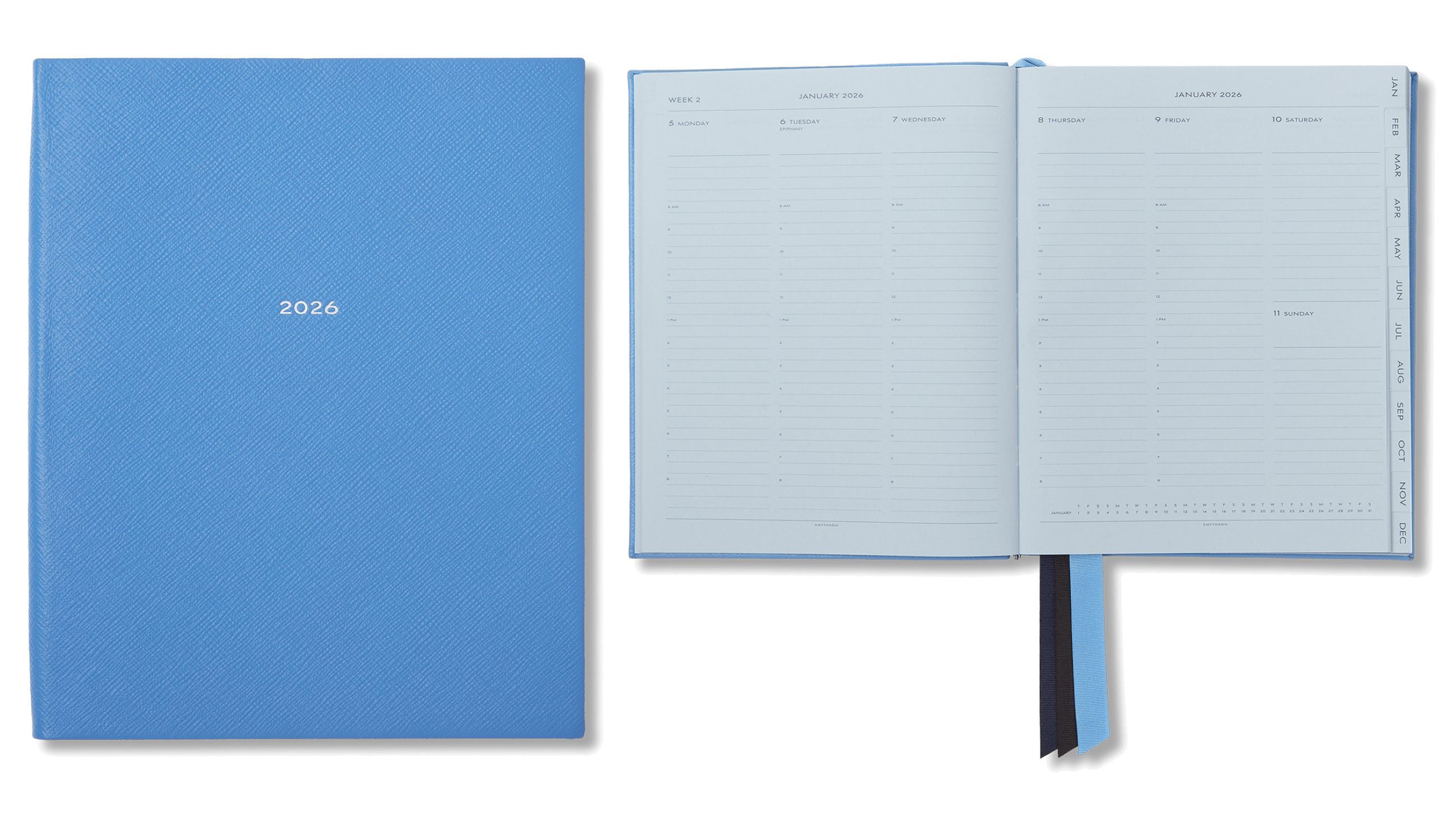 Agenda settimanale Smythson 2026: copertina blu in pelle, interno con layout verticale e segnalibri in tessuto – Courtesy Press Office