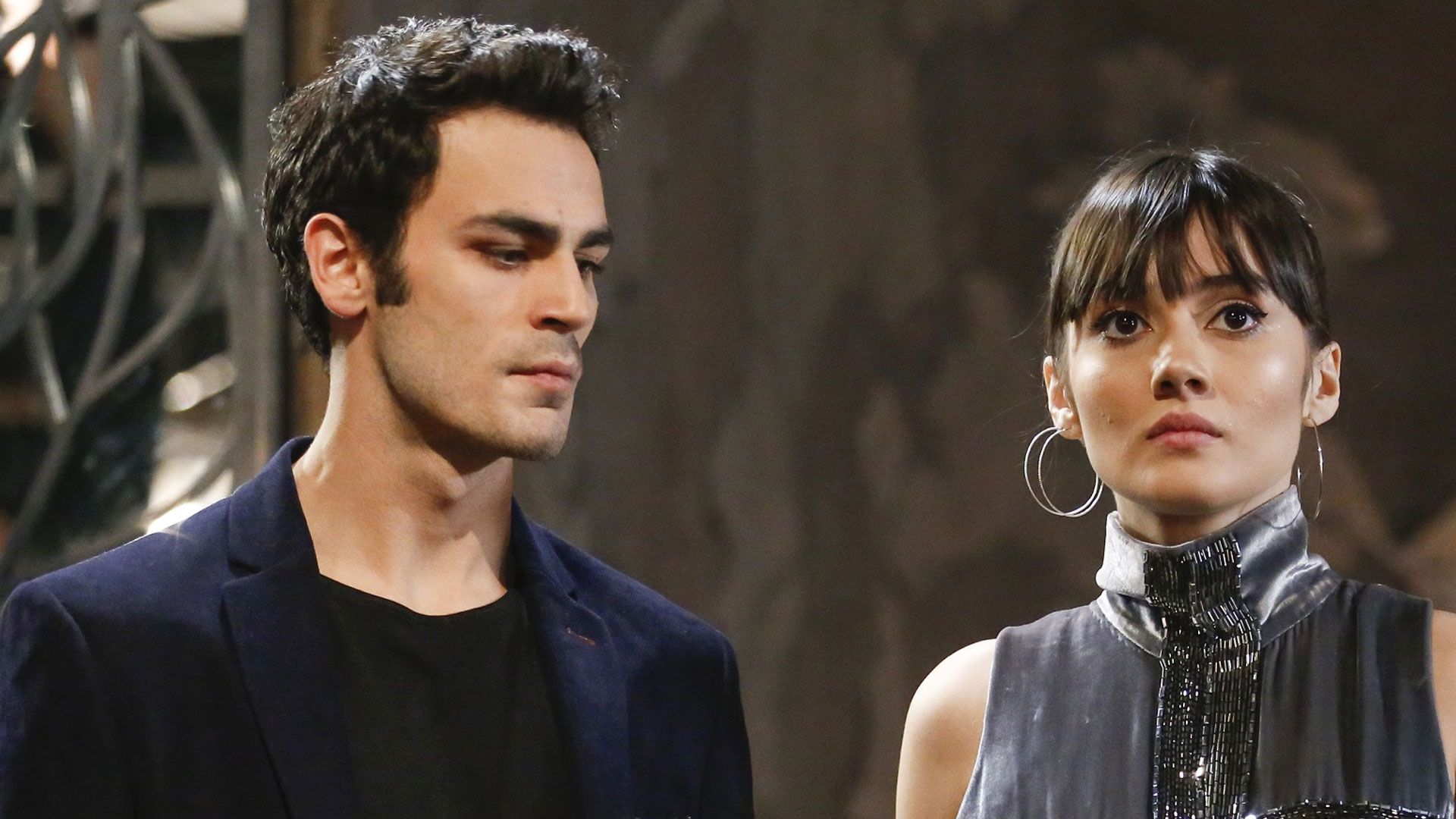 Sevda Erginci (Zeynep Yilmaz) e Erdem Kaynarca (Dundar Celikkan) in una scena di Forbidden Fruit 2