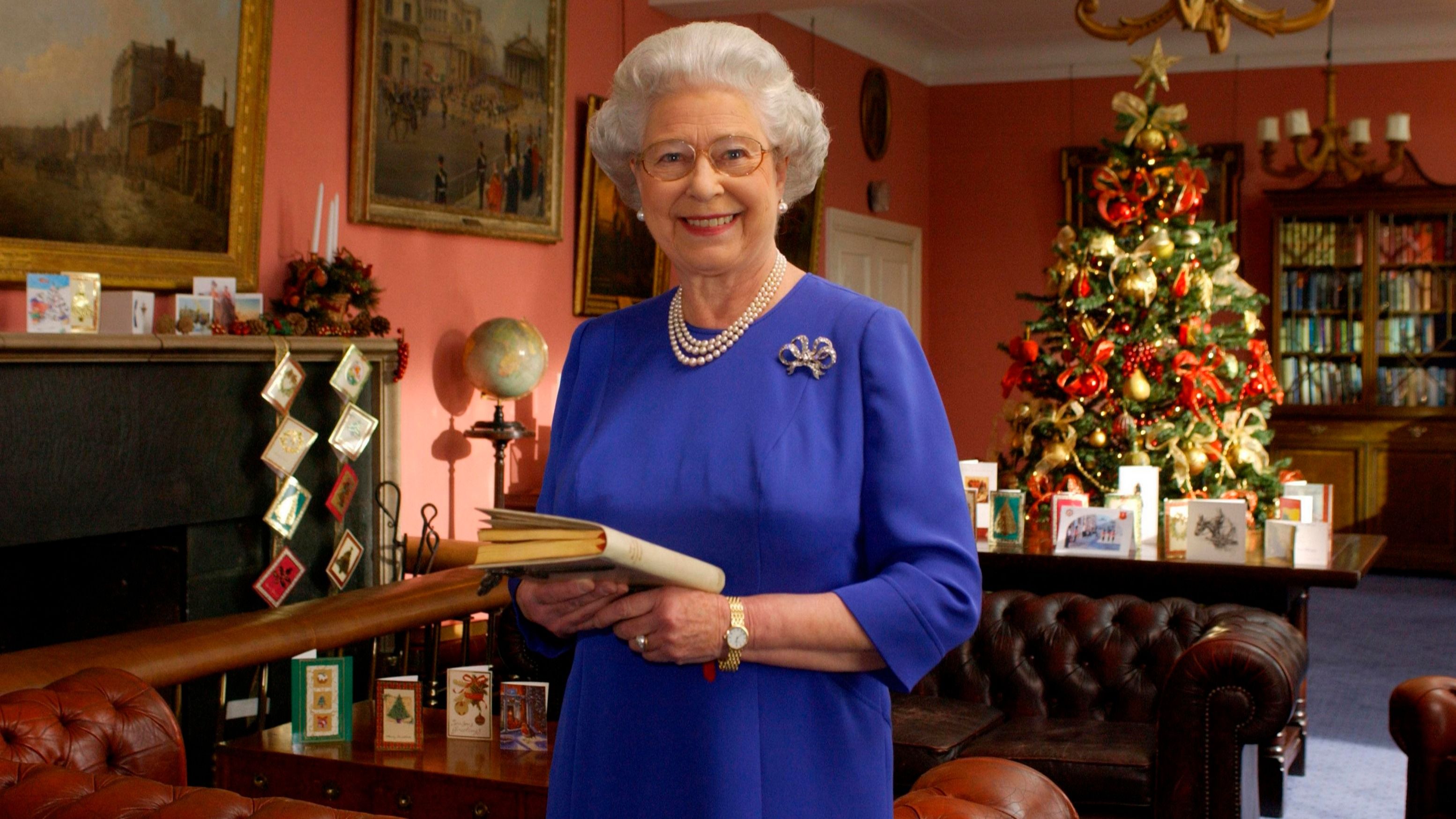 La Regina Elisabetta II nel suo studio a Buckingham Palace in occasione delle registrazioni degli auguri di Natale del 2001 - Credits: Getty Images