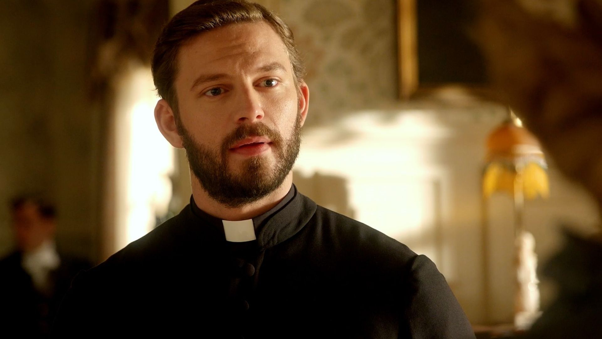 Padre Samuel in una scena de La Promessa
