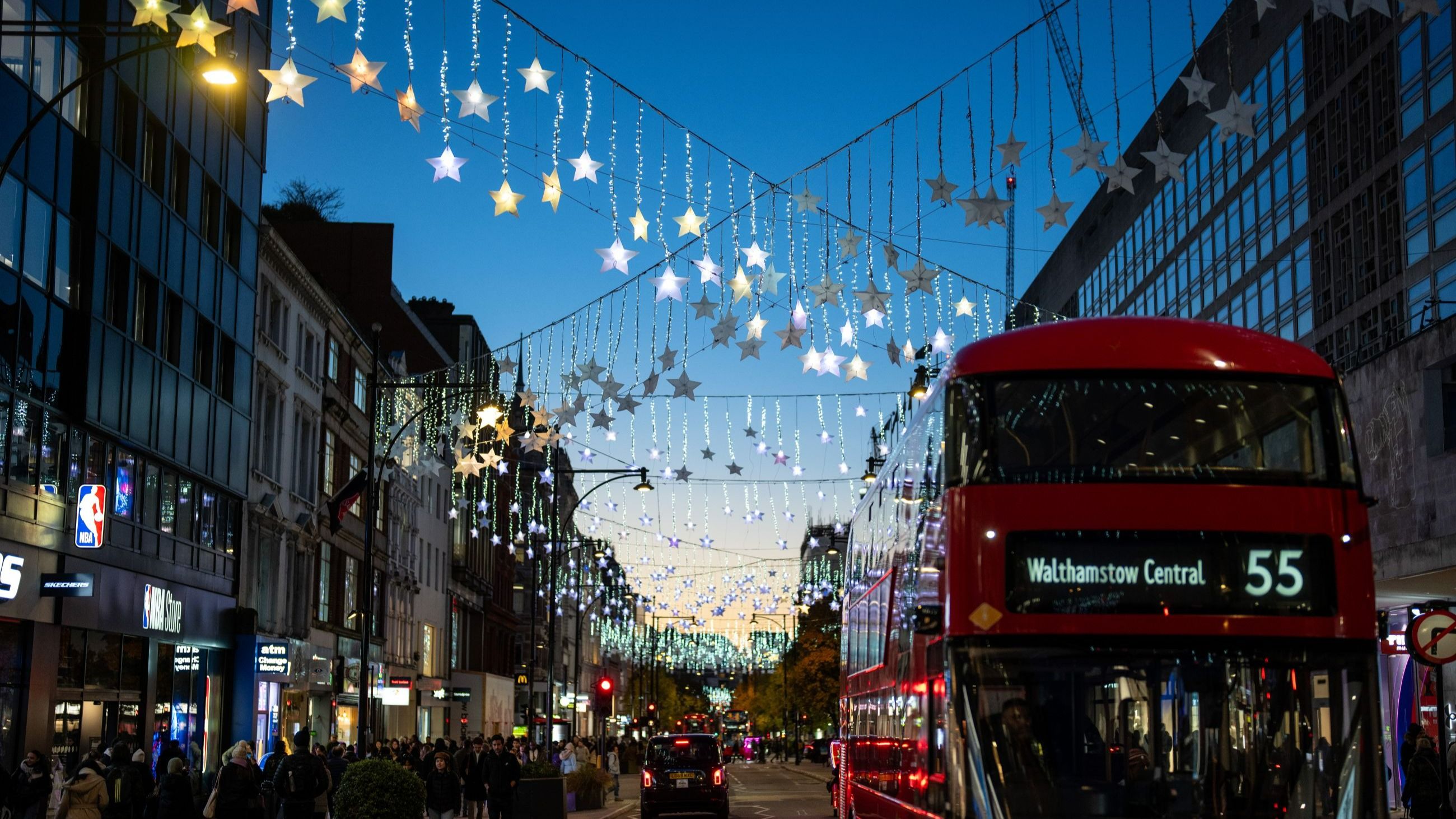 Le luci di Natale vengono esposte lungo Oxford Street il 20 novembre 2024 a Londra, Inghilterra. La stagione natalizia a Londra viene celebrata con spettacolari illuminazioni festive in tutta la città, che iniziano a novembre e proseguono fino al nuovo anno - Credits: Getty Images