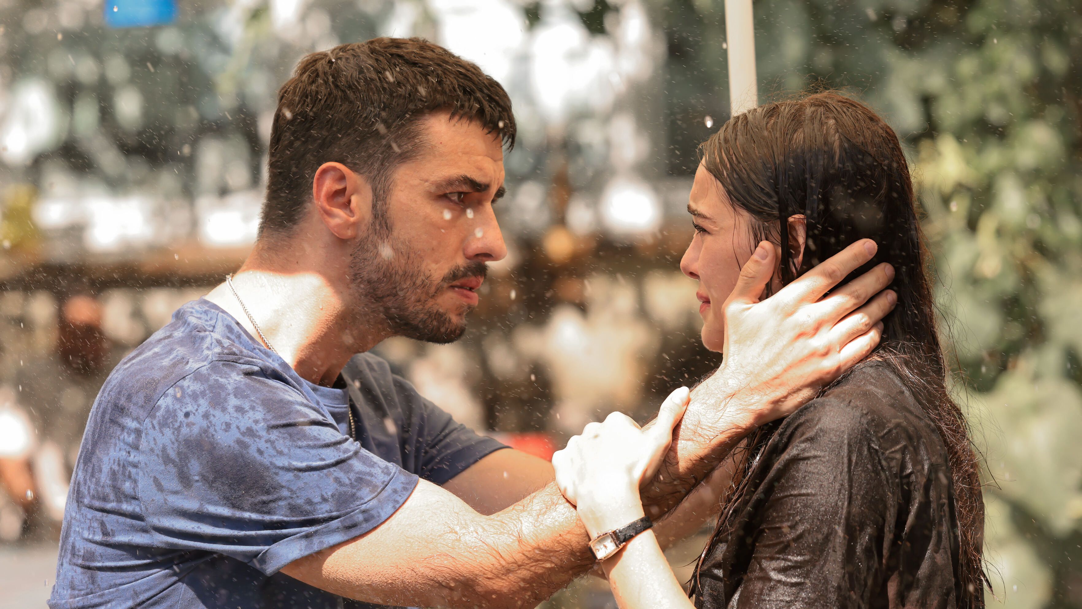 Aras Aydin (Nuh) e Hafsanur Sancaktutan (Melek) in una scena de La notte nel cuore