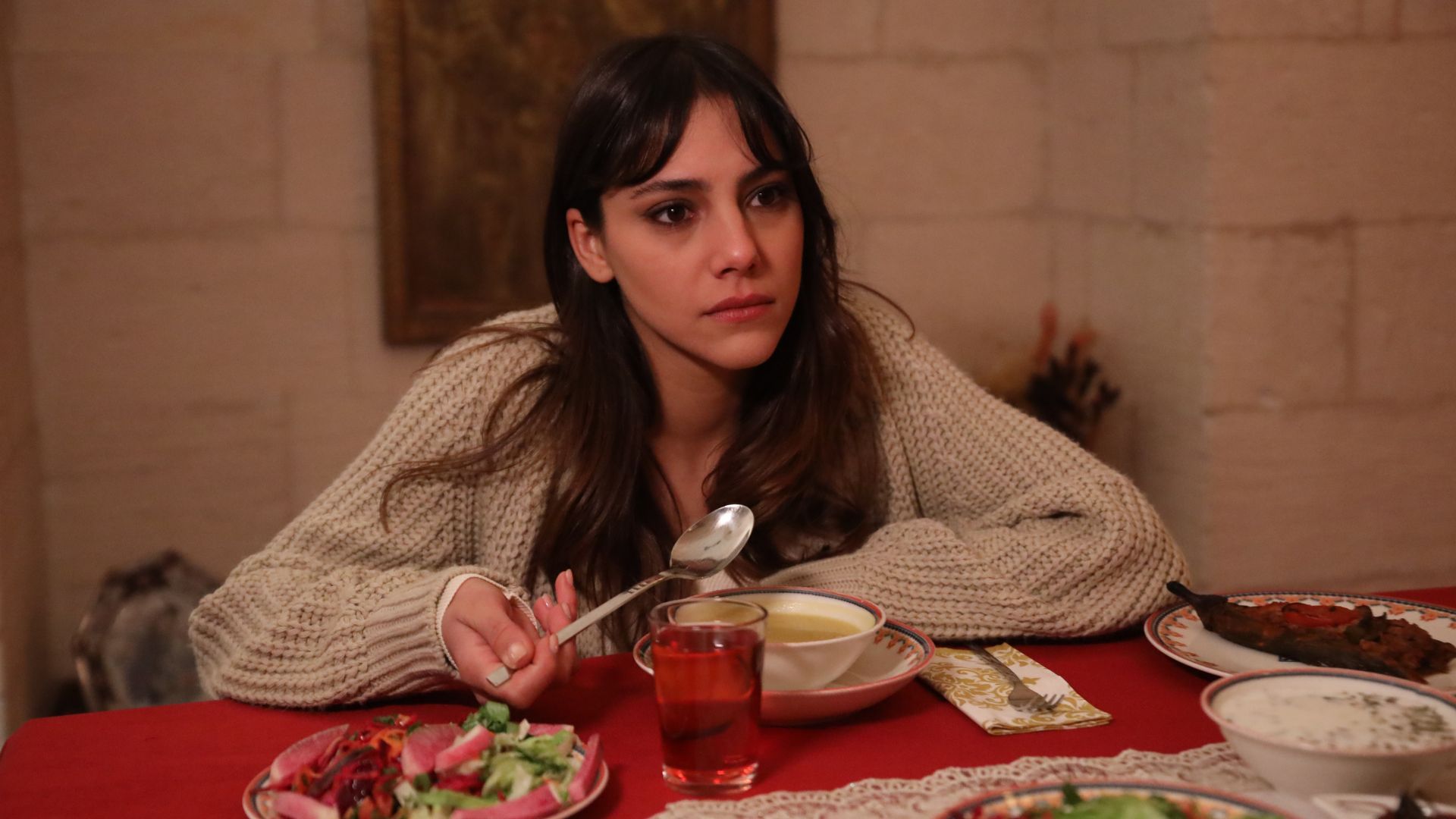 Dilin Doger (Zerrin) in una scena di Far away