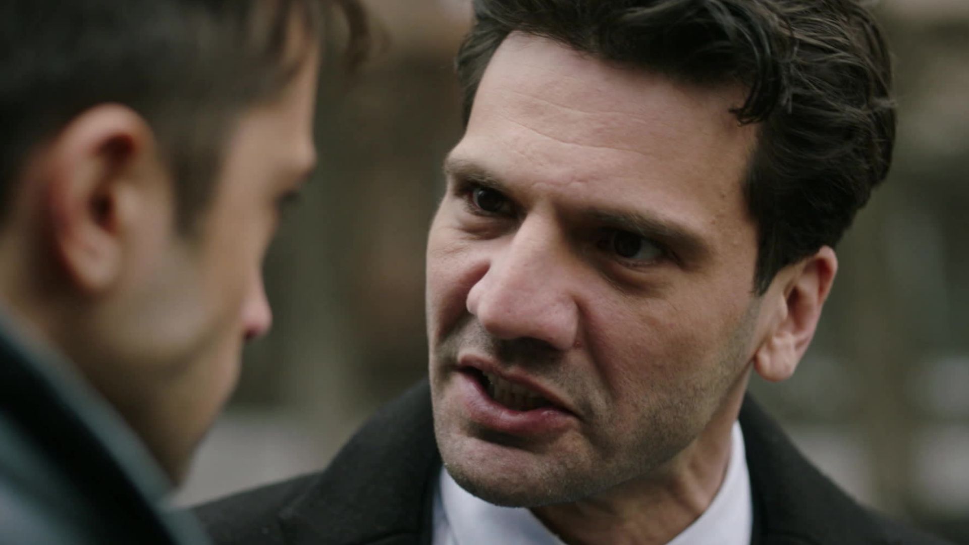 Kaan Urgancıoglu (Ilgaz) in una scena di Segreti di famiglia 2