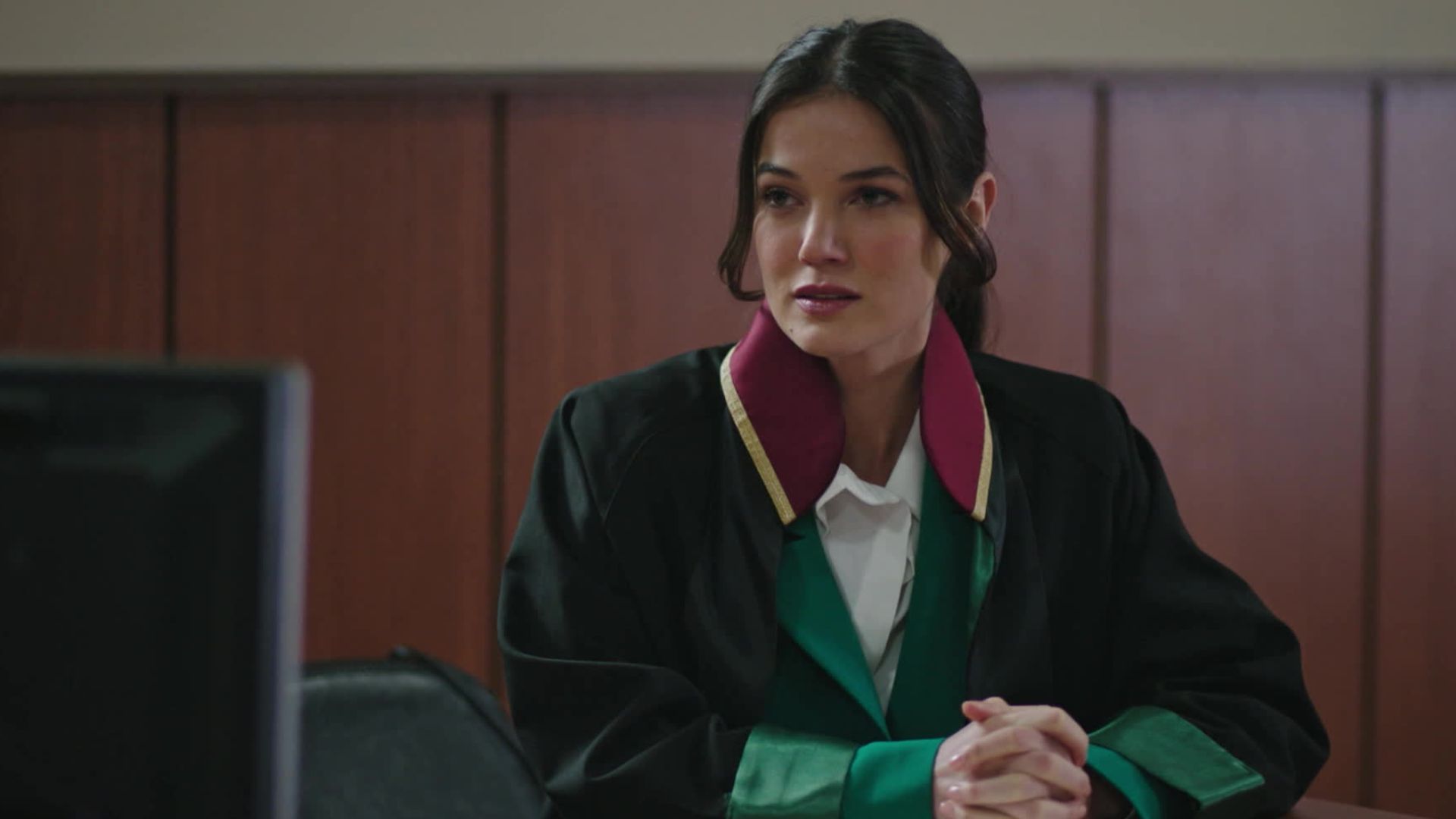 Pinar Deniz (Ceylin) in una scena di Segreti di famiglia 2