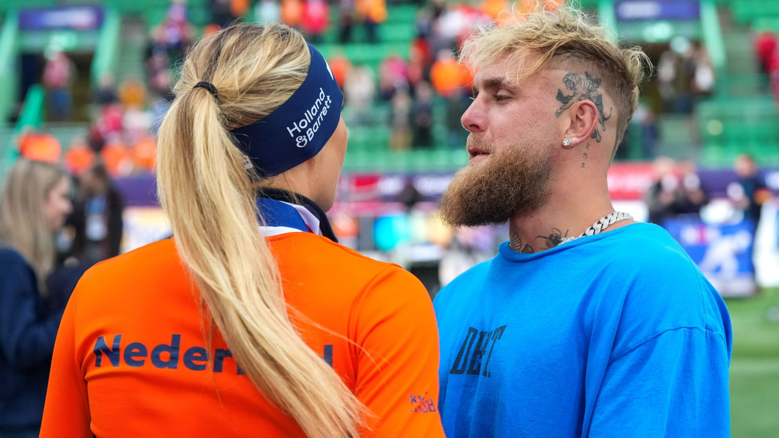 Jutta Leerdam dei Paesi Bassi e Jake Paul durante i Campionati Mondiali ISU 2025 di pattinaggio di velocità su singole distanze e competizioni a squadre, al Vikingskipet, il 14 marzo 2025 a Hamar, in Norvegia - Credits: Getty Images
