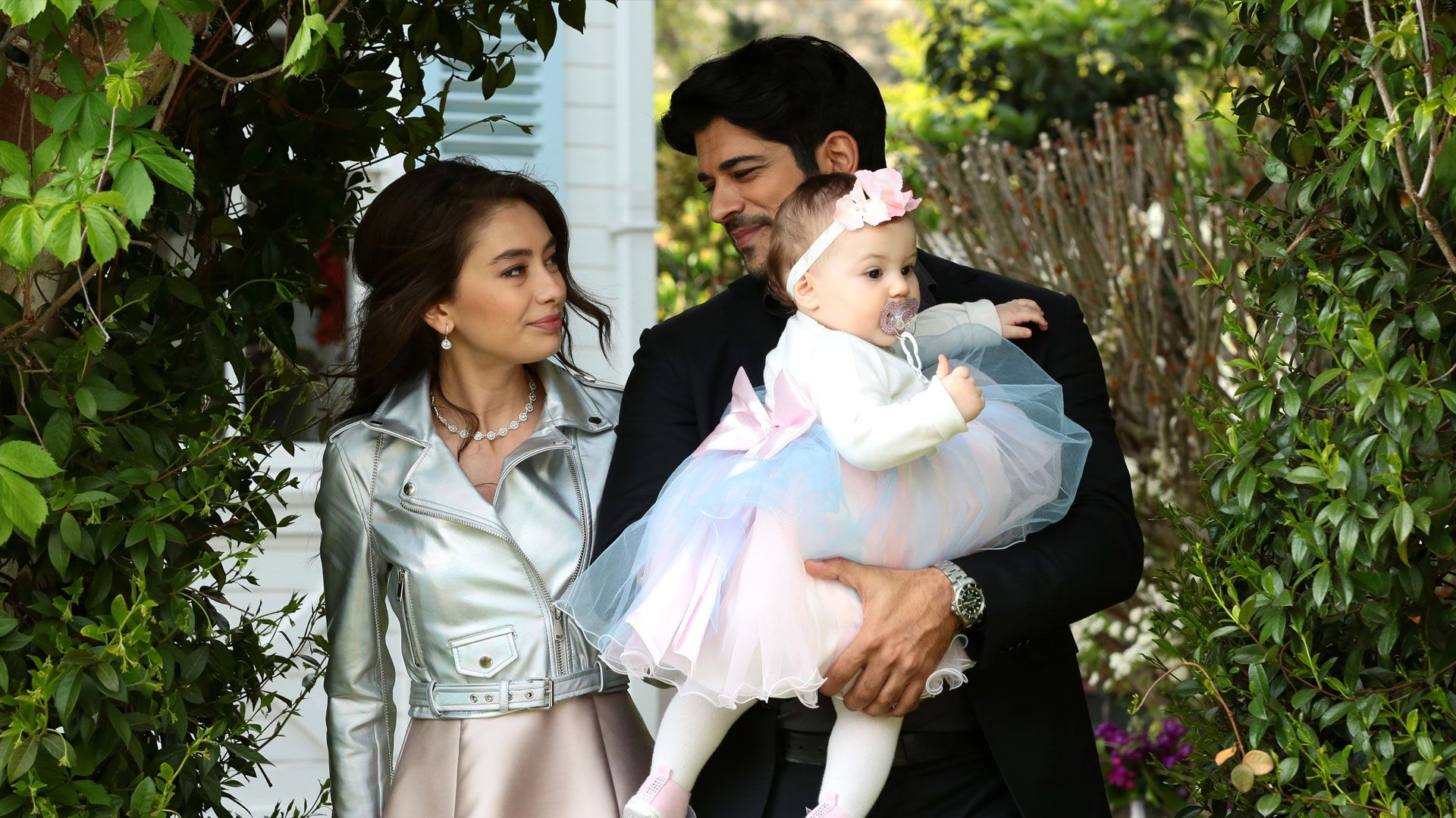Neslihan Atagül (Nihan Sezin), Burak Özçivit (Kemal Soydere) e Arven Beren (Deniz Soydere) in una scena di Endless Love