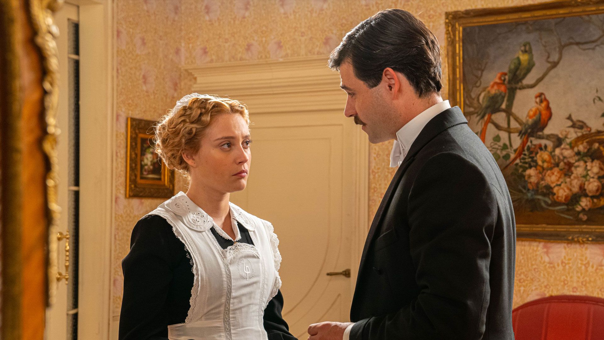 Ana Garces (Jana Exposito), Arturo Sancho (Manuel Luján) in una scena de La promessa