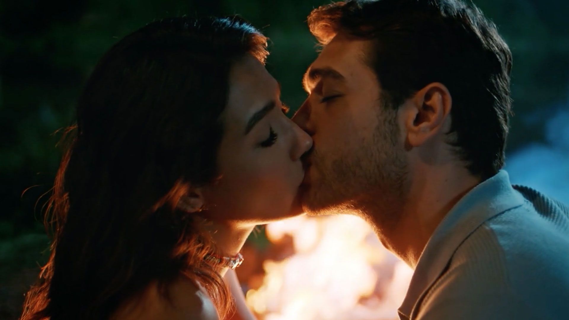 Demir e Selin si baciano
