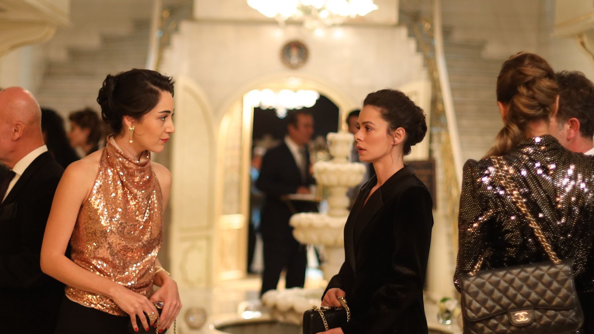 Tugce Altug (Kismet), Ozge Ozpirincci (Bahar Çesmeli) in una scena de La Forza di una donna.