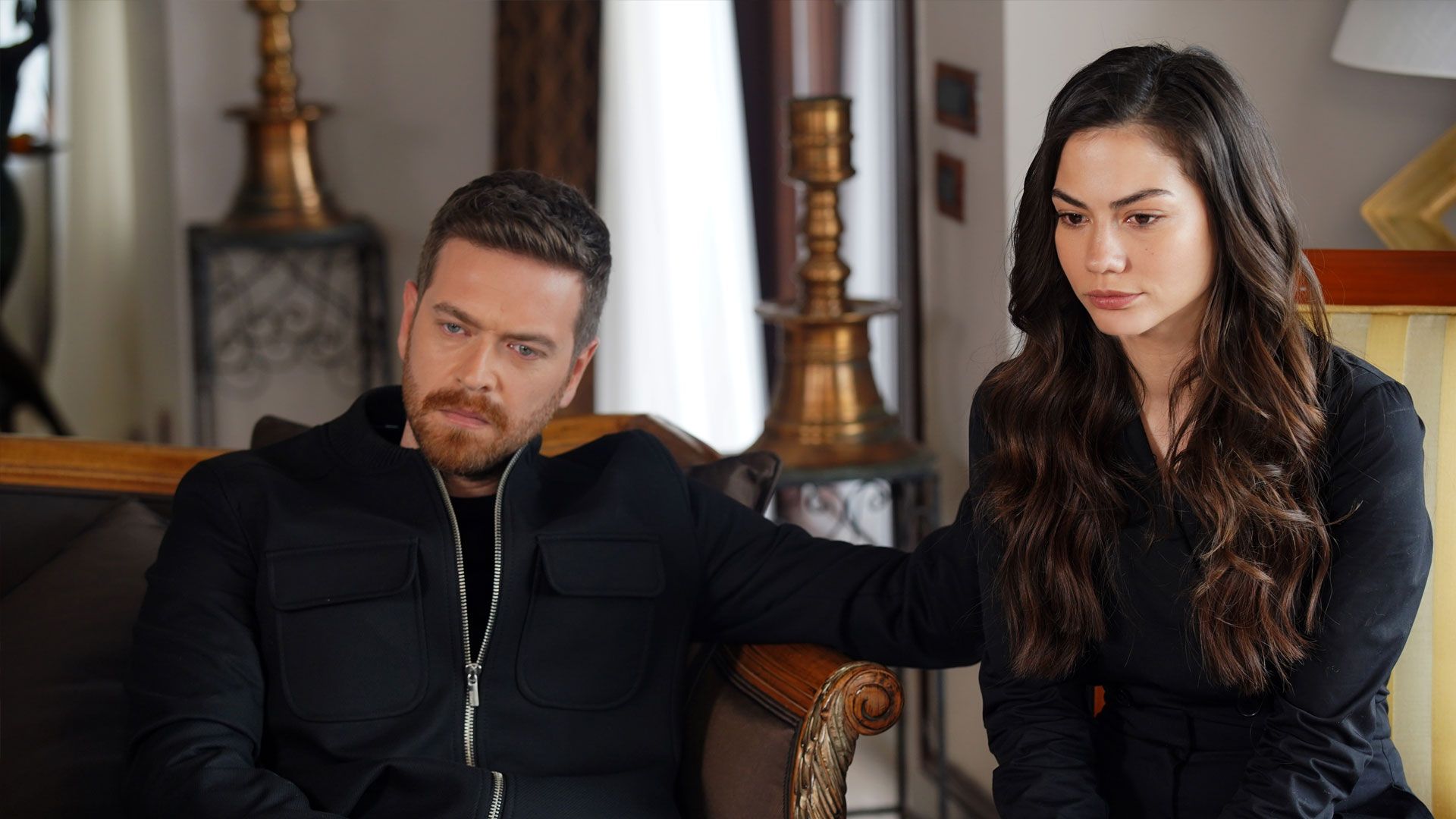 Engin Öztürk (Baris) e Demet Özdemir (Zeynep) in una scena di My home my destiny 2