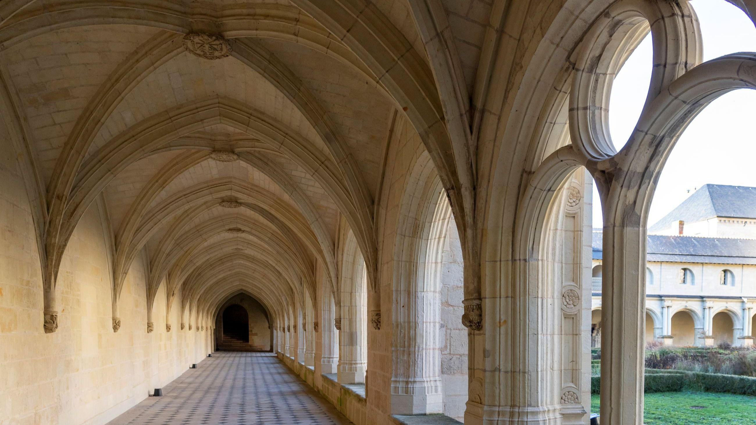Una vista generale del chiostro dell'Abbazia di Fontevraud in Francia - Credits Getty Images