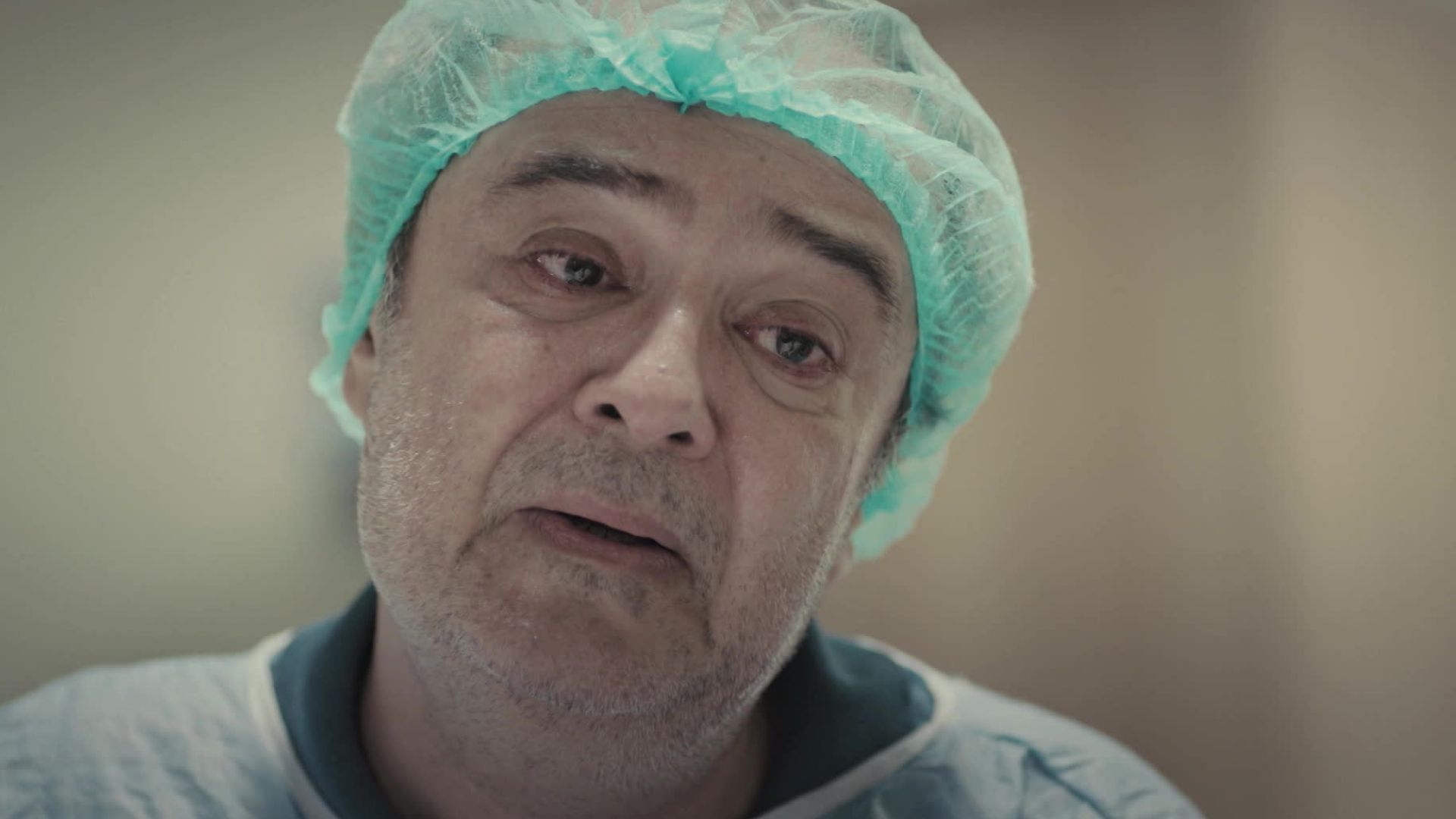 Enver in una scena de La forza di una donna 3