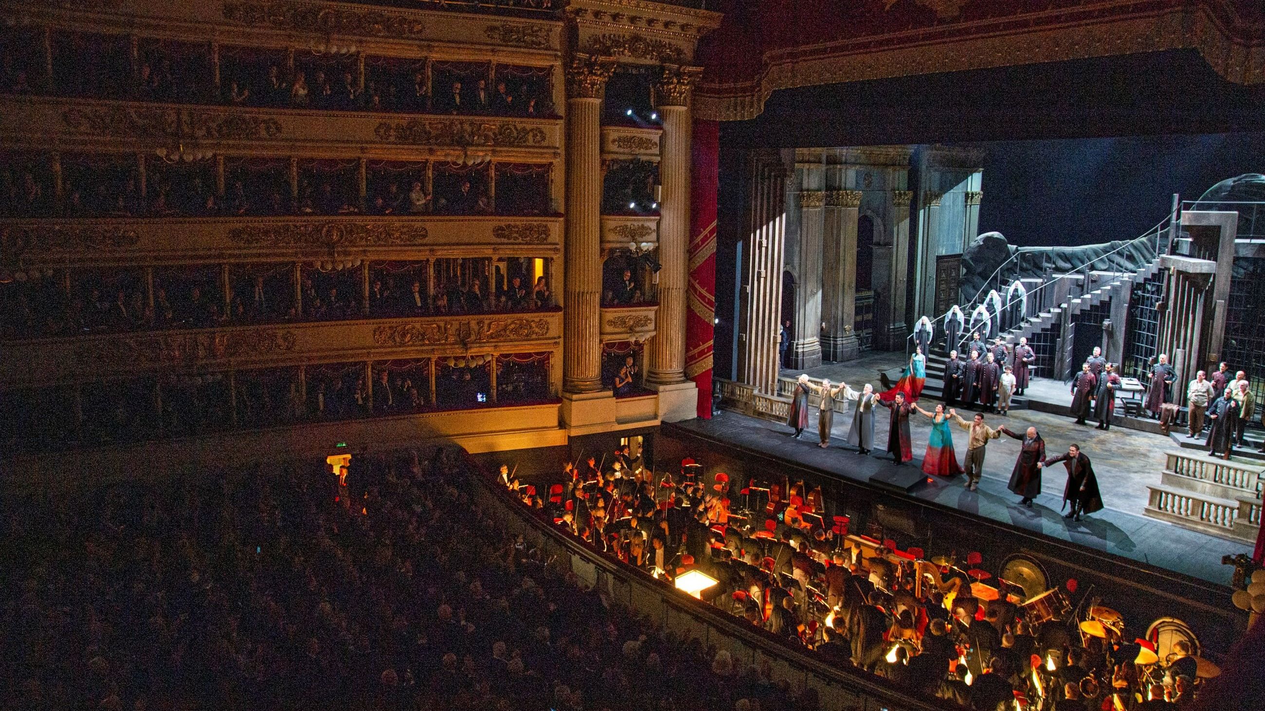 Il cast dell'opera “La Tosca” durante gli applausi finali della “Prima Alla Scala” al Teatro Alla Scala, 2019 - Credits Getty Images