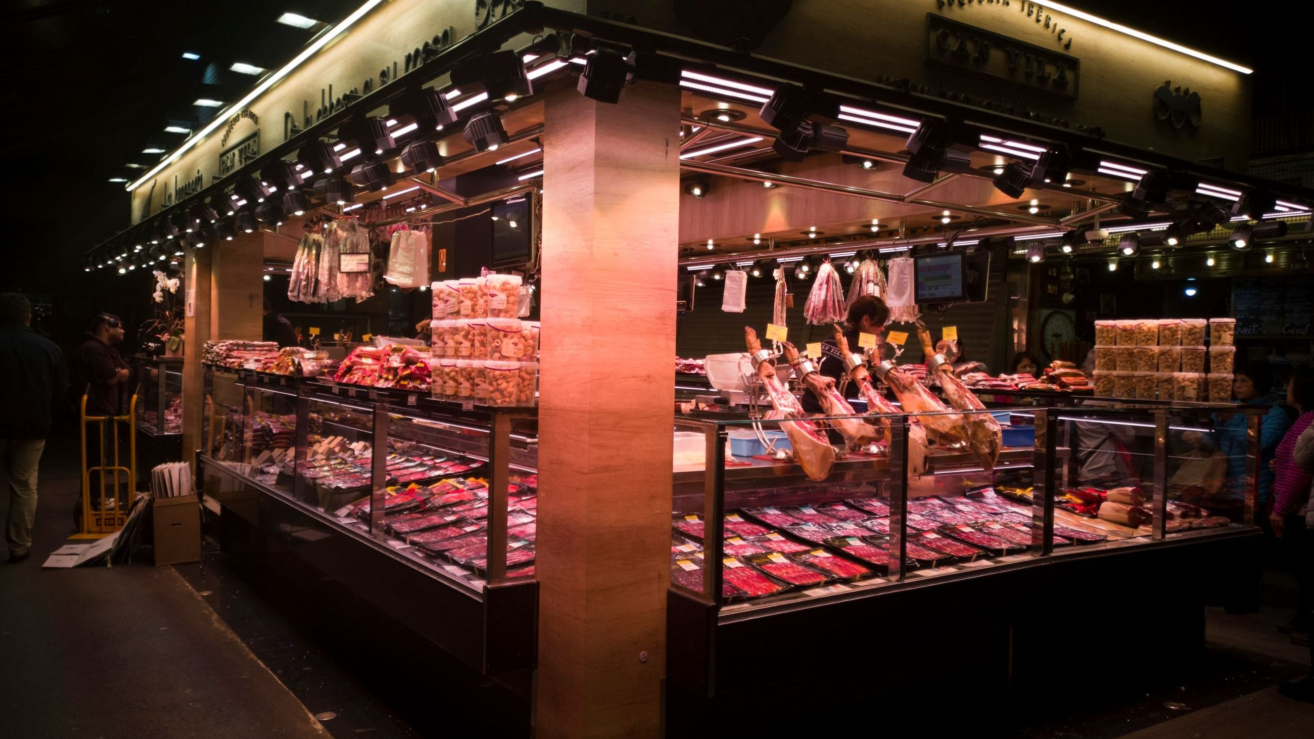 Una bancarella di salumi a La Boqueria, il mercato più famoso e la principale attrazione turistica di Barcellona, situato nel centro della città, in Spagna - Credits: Getty Images 