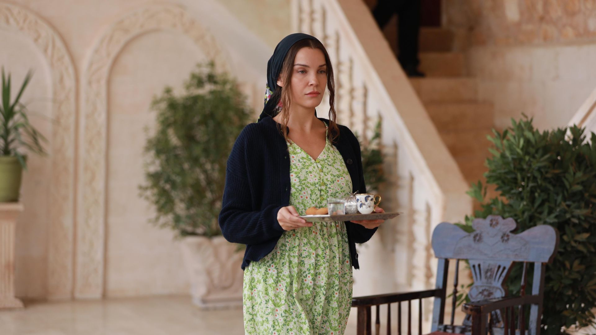 Yaren Guldiken (Pakize) in una scena di Far away