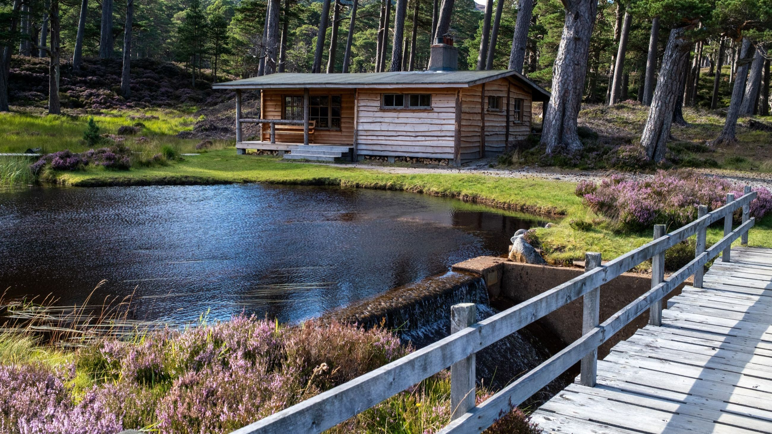 L'Honka Hut, una baita di legno di proprietà e utilizzata dai membri della famiglia reale, si affaccia sul torrente Glenbeg nella foresta di Ballochbuie, all'interno della tenuta reale di Balmoral del Re, il 14 agosto 2024, nei pressi di Braemar, in Scozia. La baita, conosciuta localmente come "Queen's Bothy" (il rifugio della Regina), fu donata a Sua Maestà la Regina Elisabetta II dall'industria forestale finlandese negli anni Settanta - Credits: Getty Images 