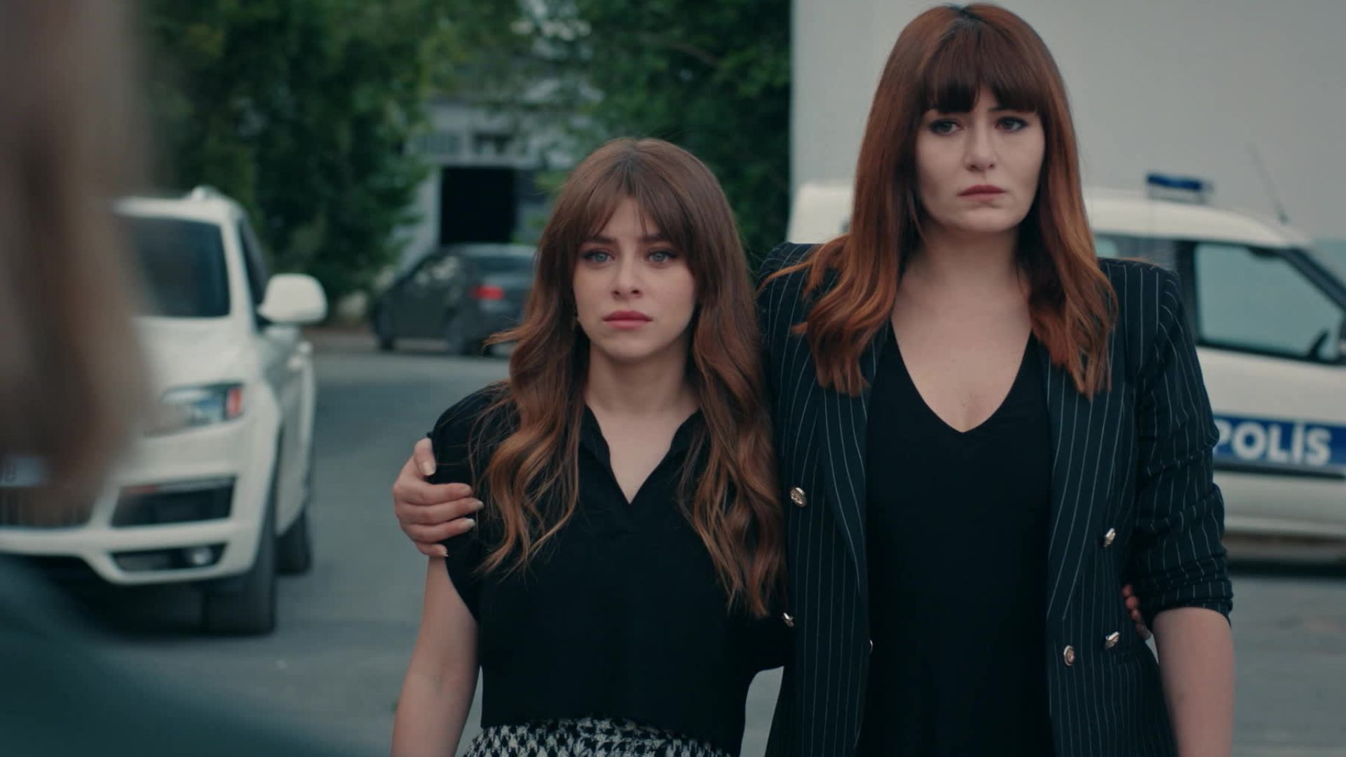 Ilayda Alisan (Ela) e Deniz Cakir (Bahar) nel finale di Innocence