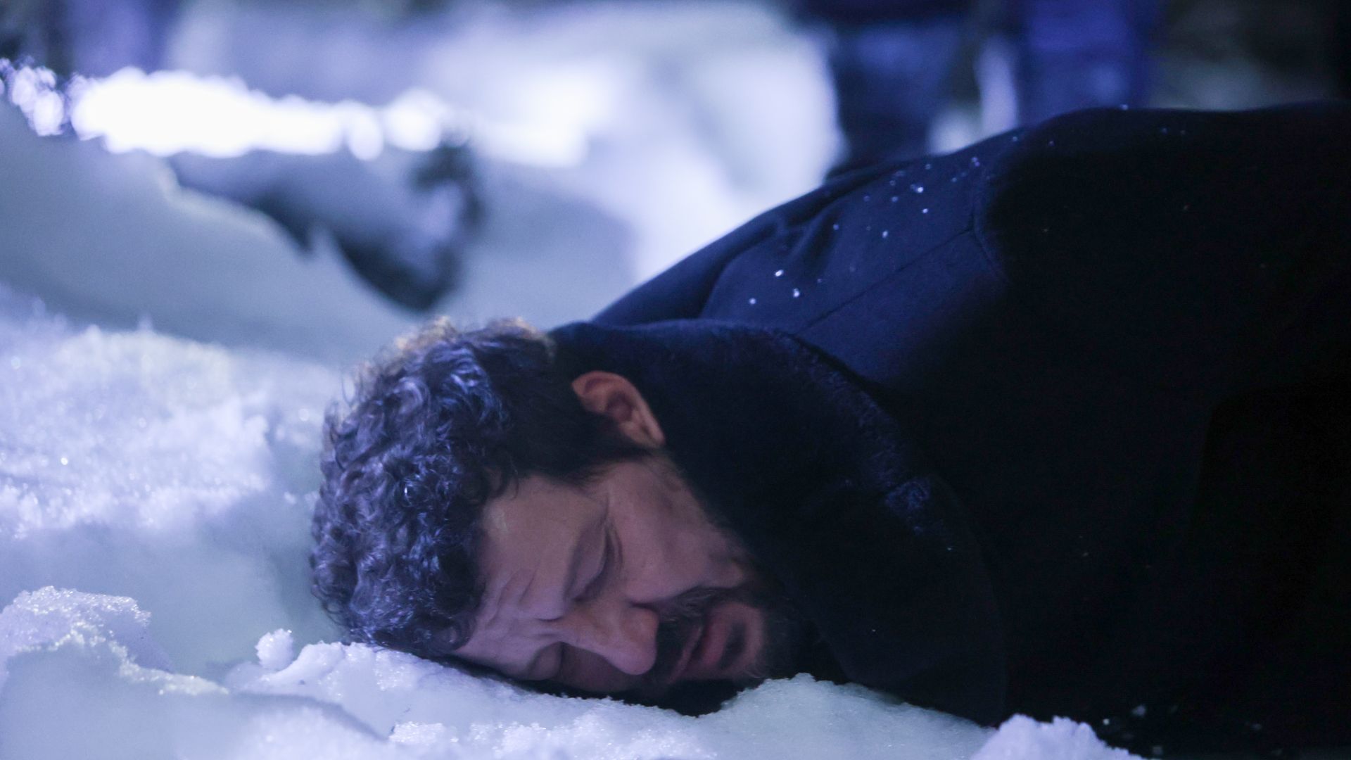 Ilker Aksum (Tahsin) in una scena de La notte nel cuore