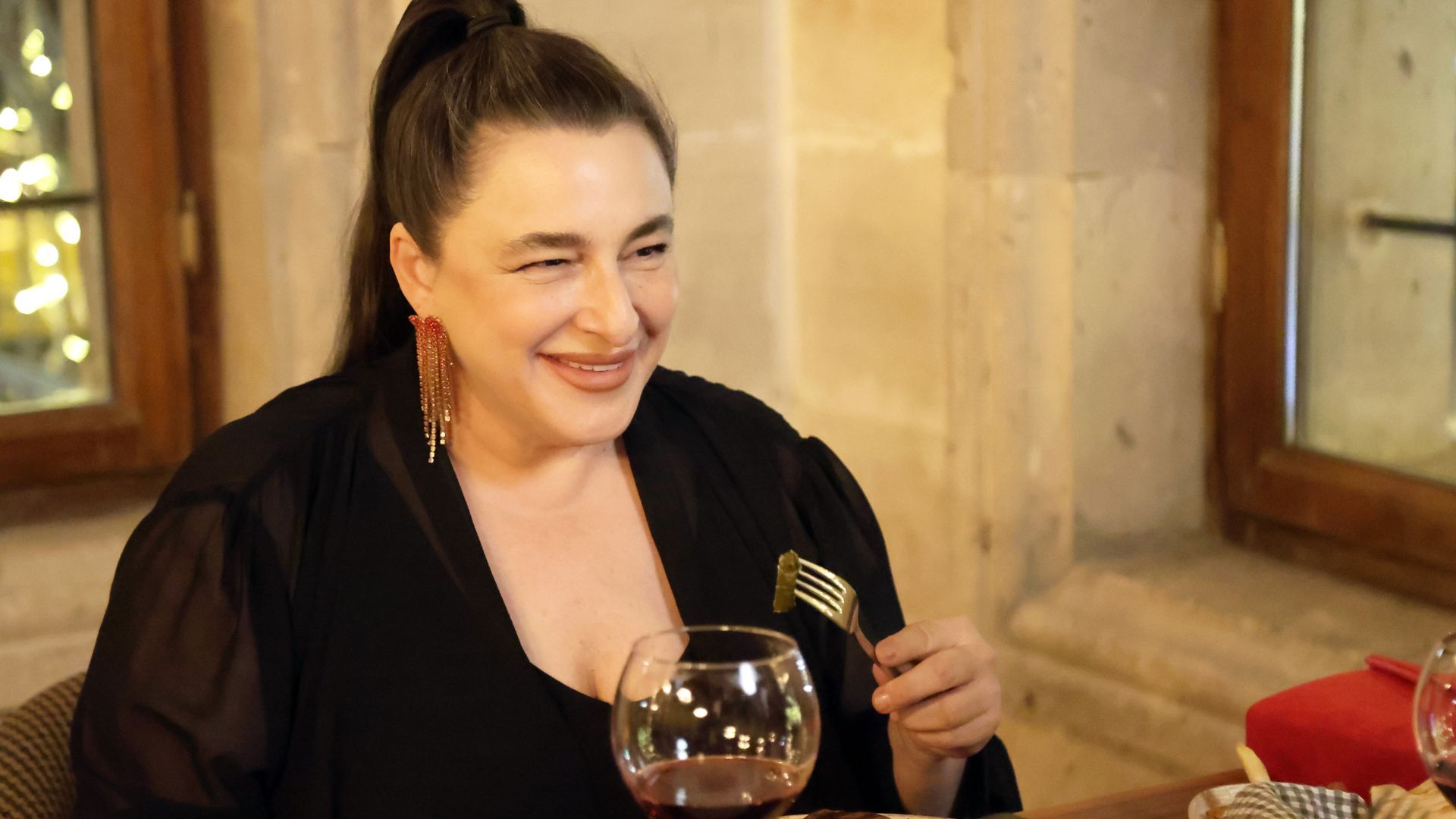 Esra Dermancioglu (Hikmet) in una scena de La notte nel cuore