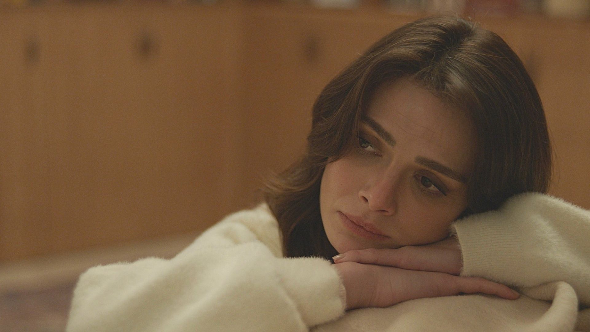 Sinem Unsal (Alya) in una scena di Far away
