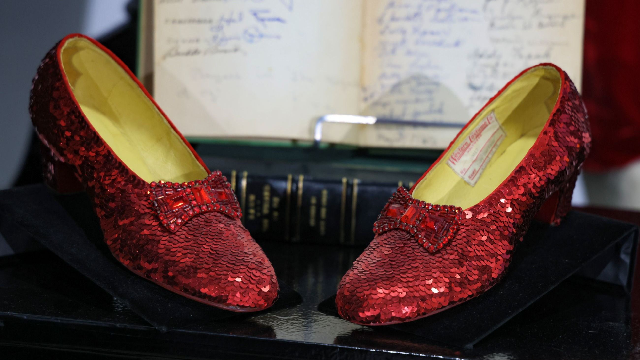 Le scarpette rosse indossate da Ruby ne Il Mago di Oz  al Solange Azagury-Partridge nel 2011, a Beverly Hills, California. Credits Getty 