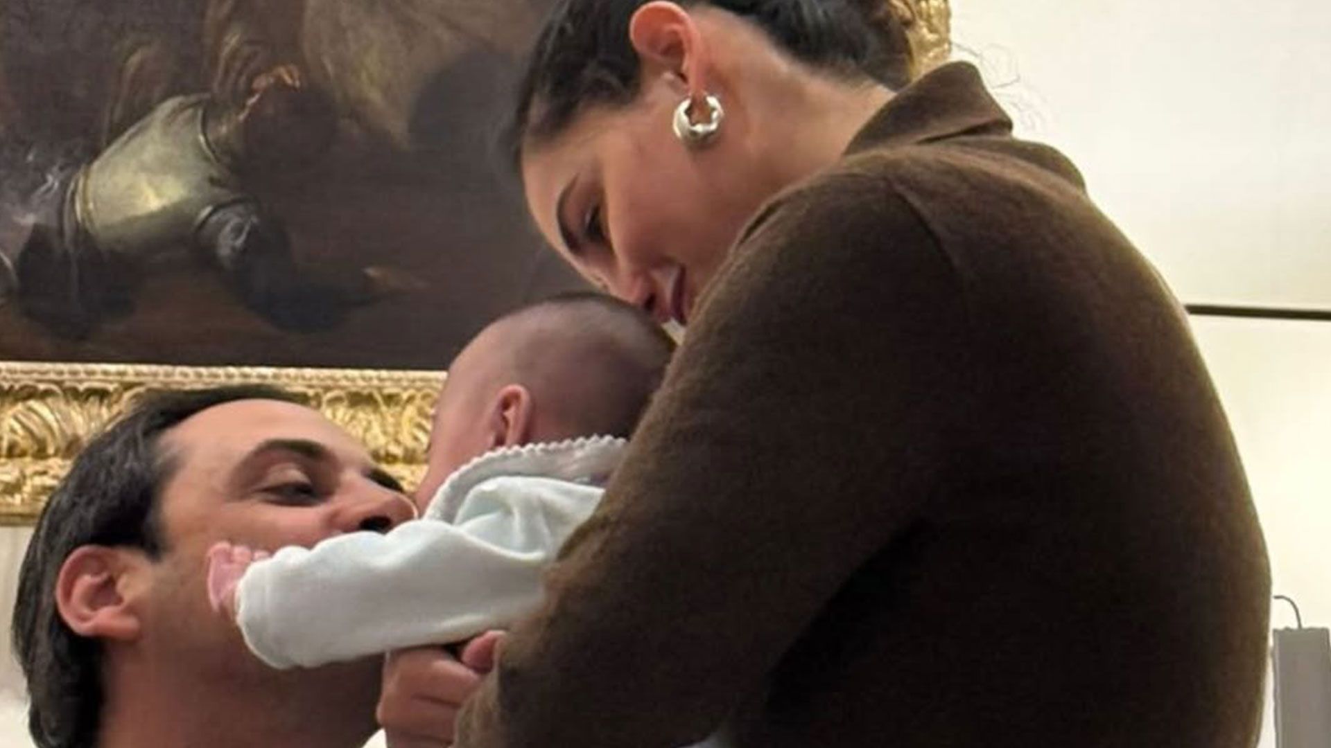 Francesca Chillemi e il compagno Eugenio Grimaldi con la loro seconda figlia davanti a un dipinto | Instagram: @francescachillemi___
