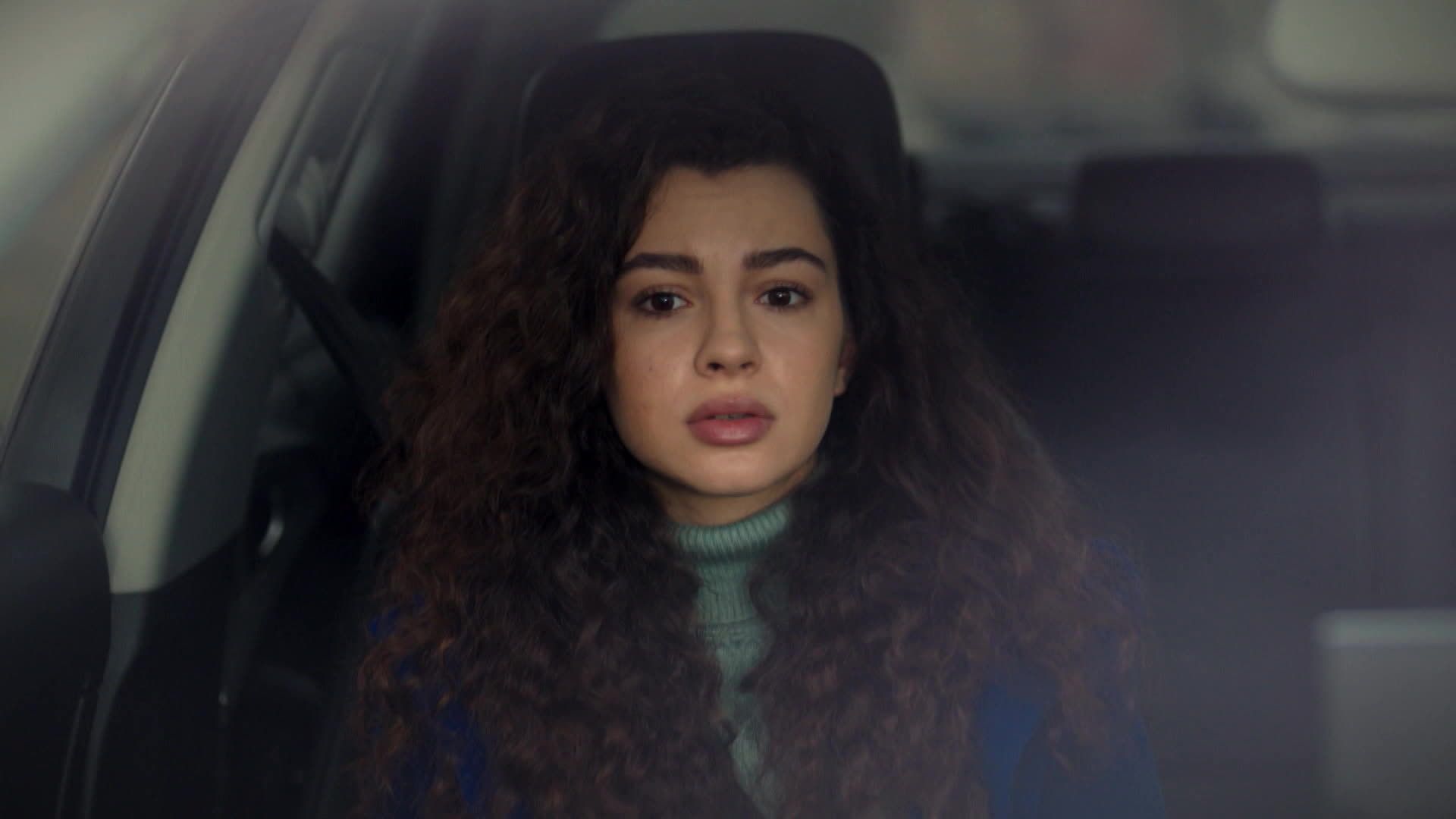 Su Burcu Coskun (Asiye) in una scena di Tutto per la mia famiglia 2