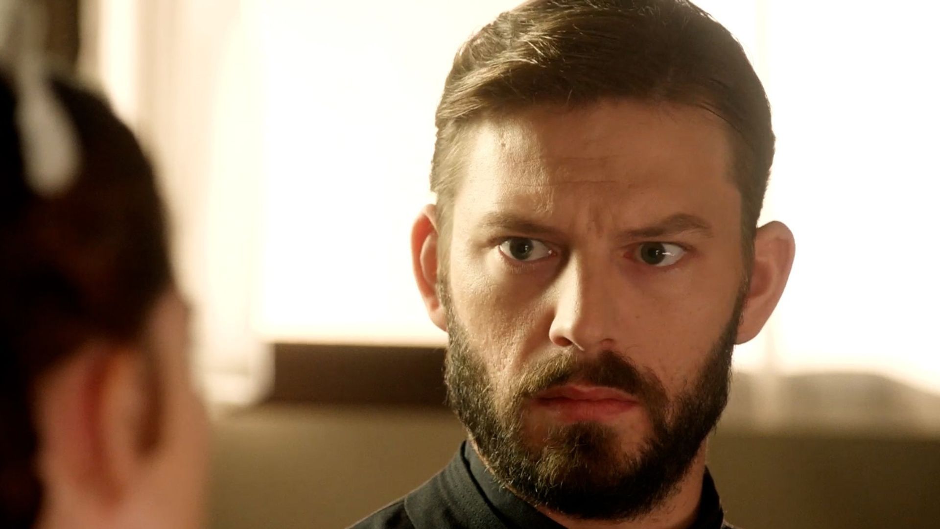 Daniel Schröder (Padre Samuel) in una scena de La Promessa
