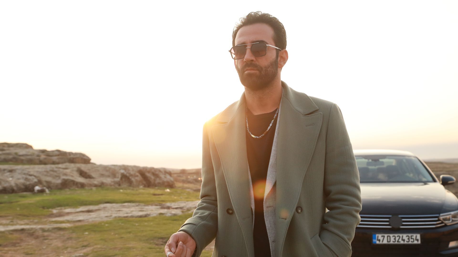 Ferit Kaya (Demir) in una scena di Far away
