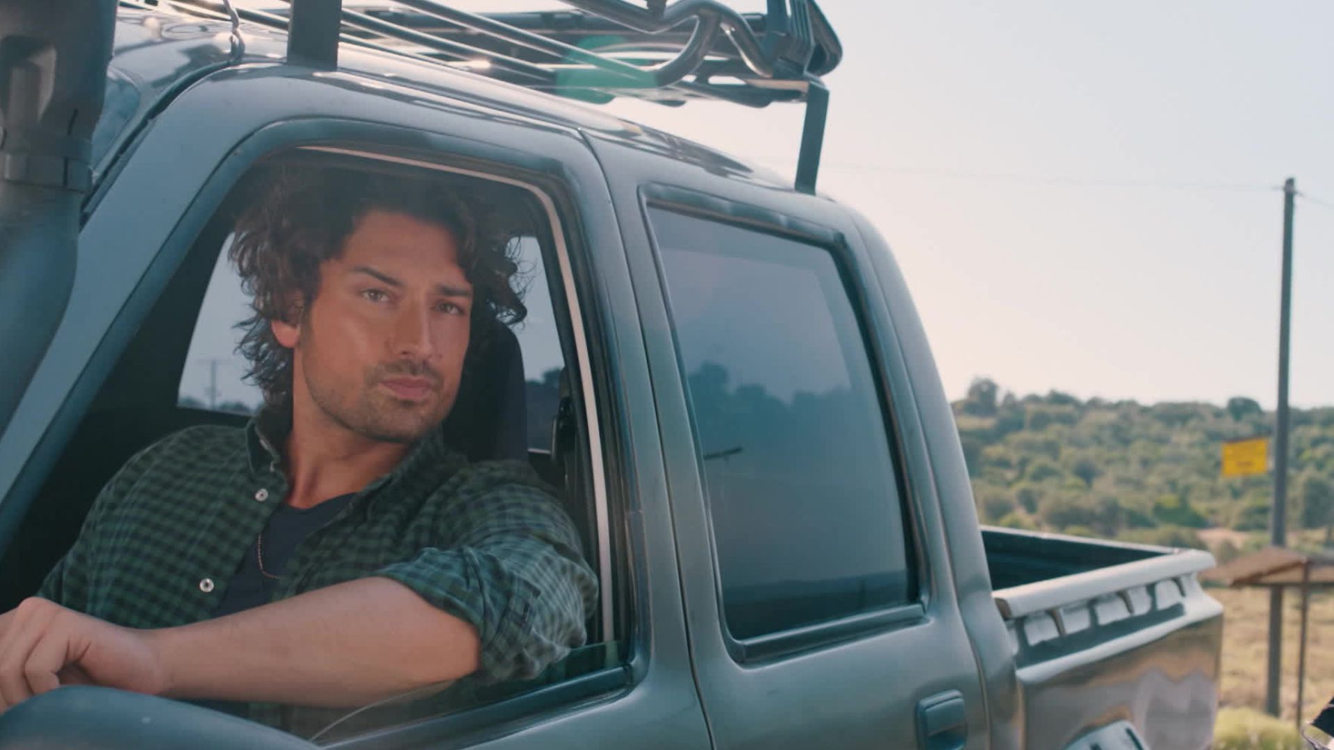 Alp Navruz (Poyraz) in una scena di Be My Sunshine