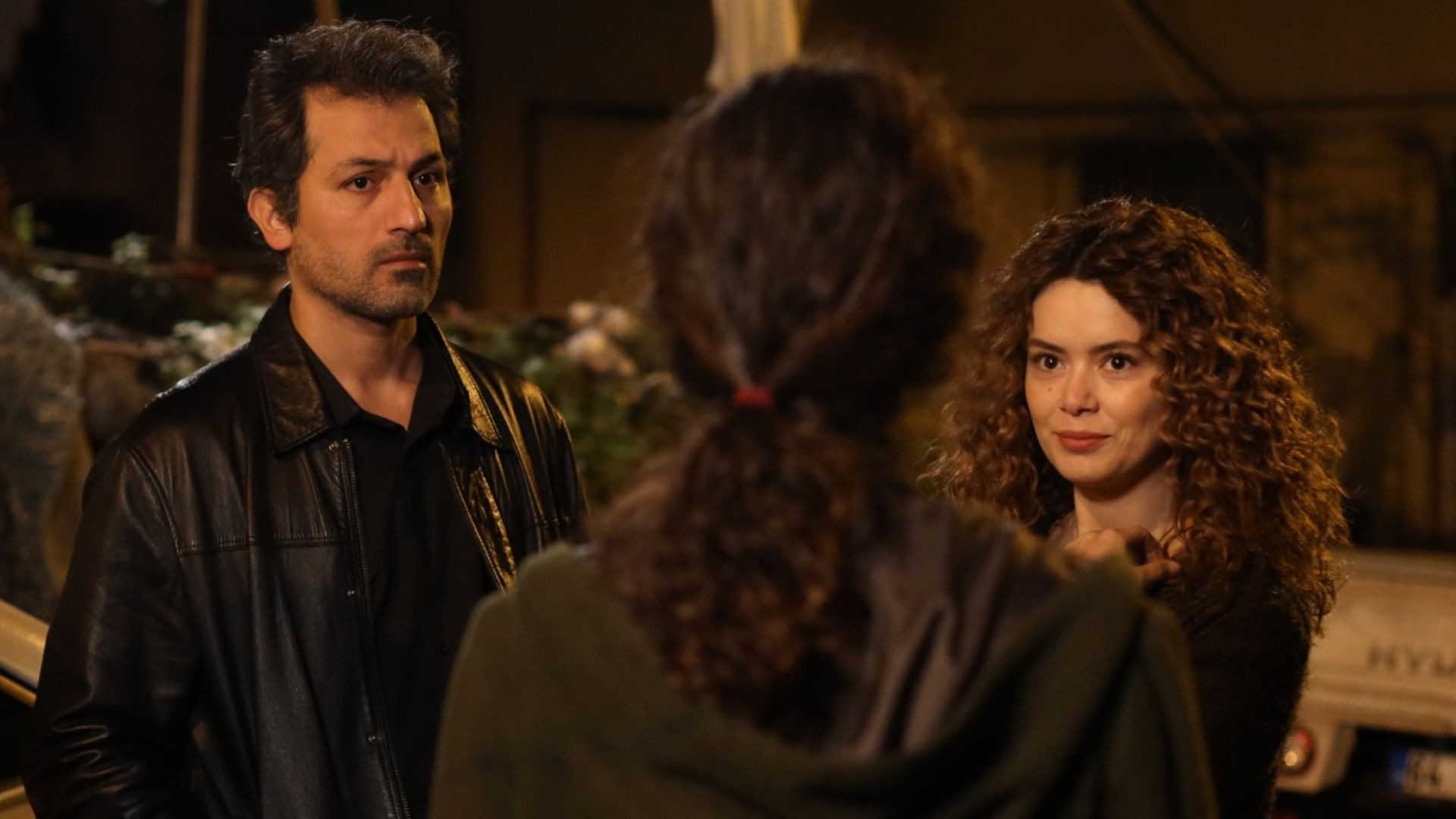 Arif (Feyyaz Duman) e Sirin (Seray Kaya) in una scena de La forza di una donna 3