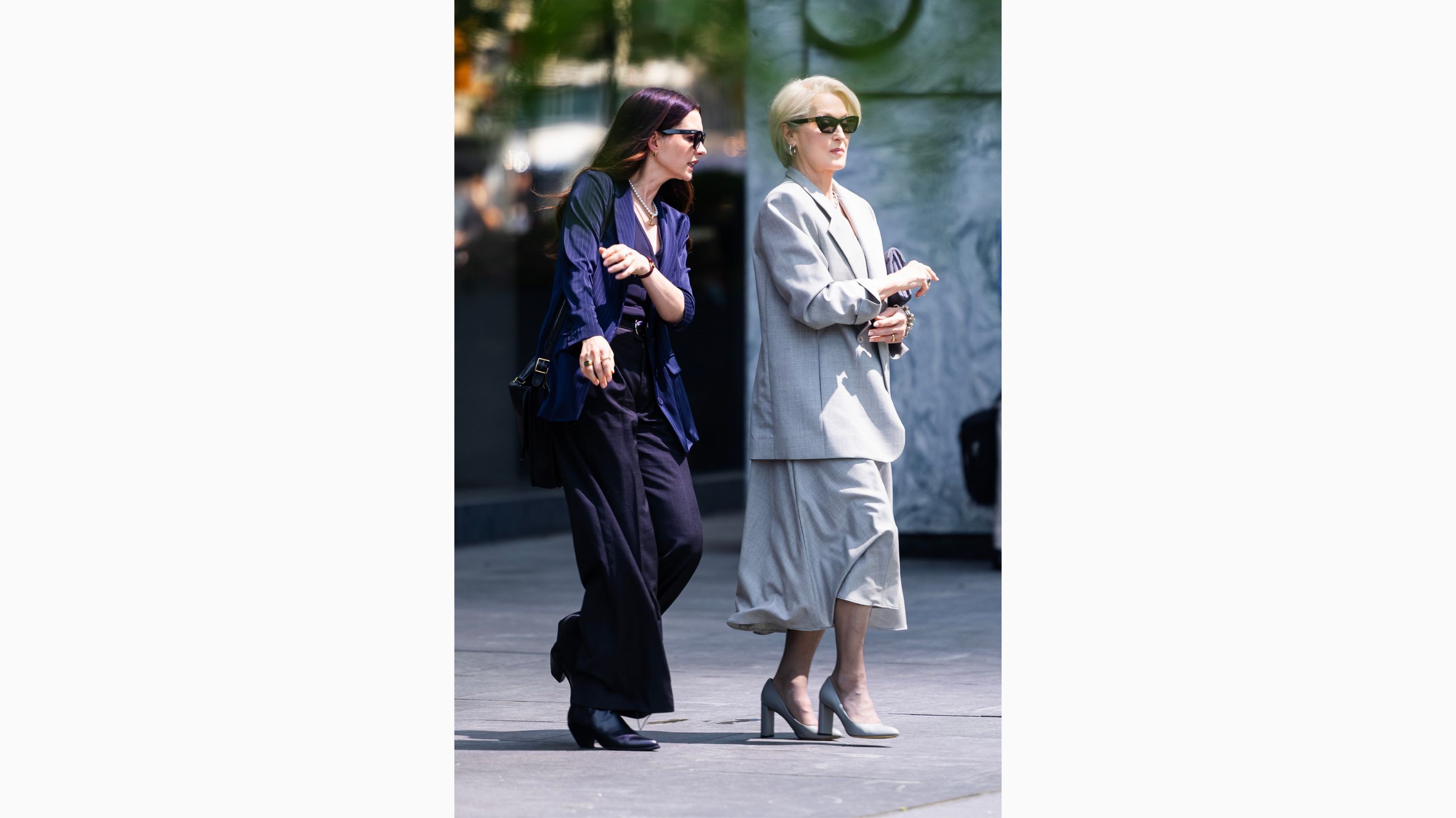 Anne Hathaway (a sinistra) e Meryl Streep sono state viste girare "Il diavolo veste Prada 2" a Hudson Yards il 29 luglio 2025 a New York - Credits Getty Images